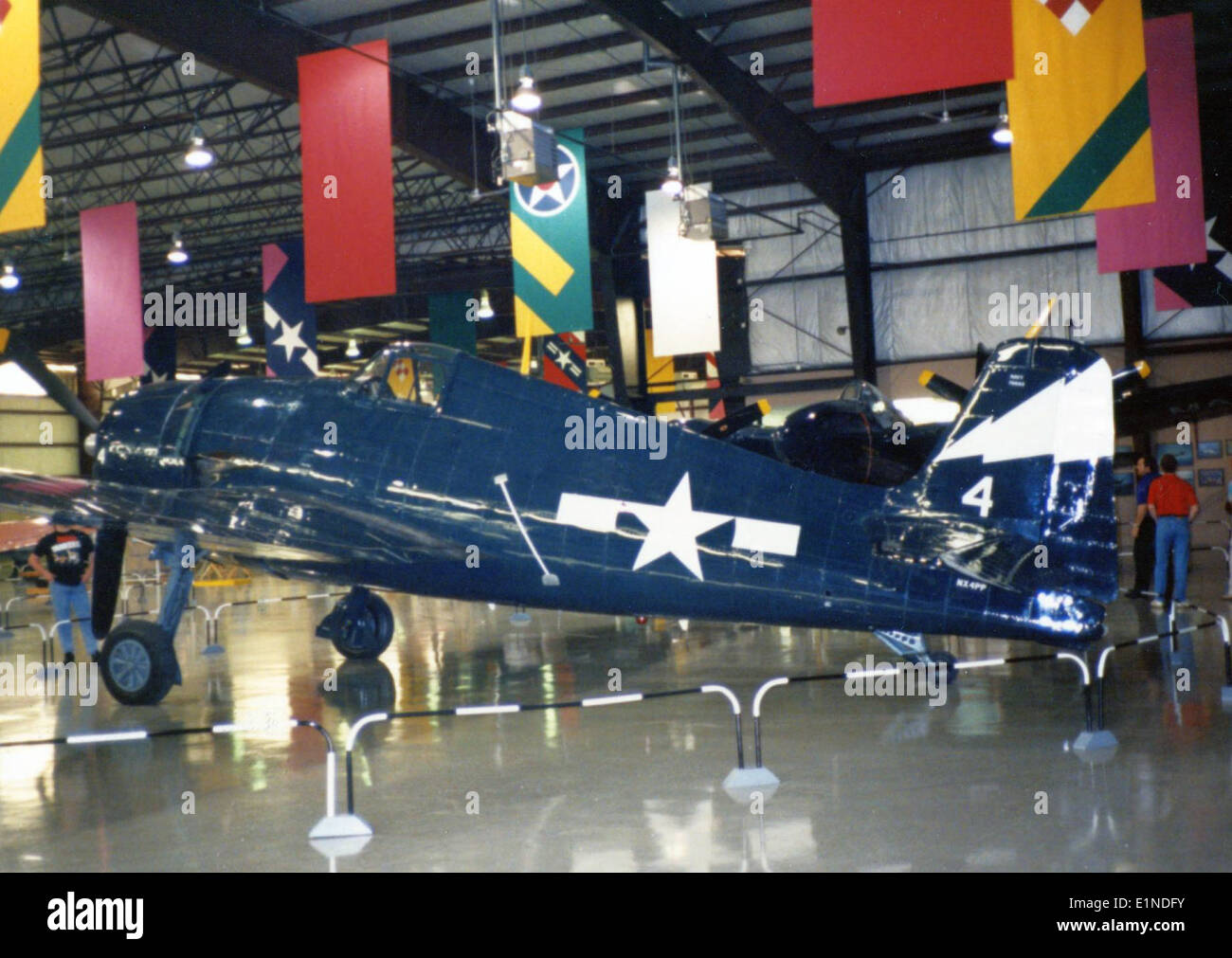 Cette photographie montre le Grumman F6F-5 Hellcat, un avion de chasse à porte-avions utilisé par la marine américaine pendant la IIe Guerre mondiale. Son immatriculation NX4PP et son numéro de série 79683 font partie des archives historiques de cet avion légendaire. Banque D'Images