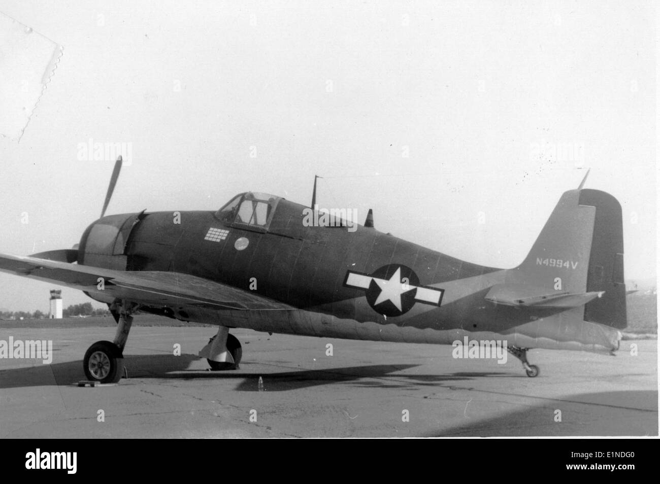 Le Grumman F6F-5N, numéro de série 93879 et immatriculé N4994V, fait partie de la collection Charles M. Daniels à Chino, CA. Cette variante du Hellcat était un chasseur à porte-avions important pendant la seconde Guerre mondiale, connu pour son efficacité sur le théâtre du Pacifique. Banque D'Images