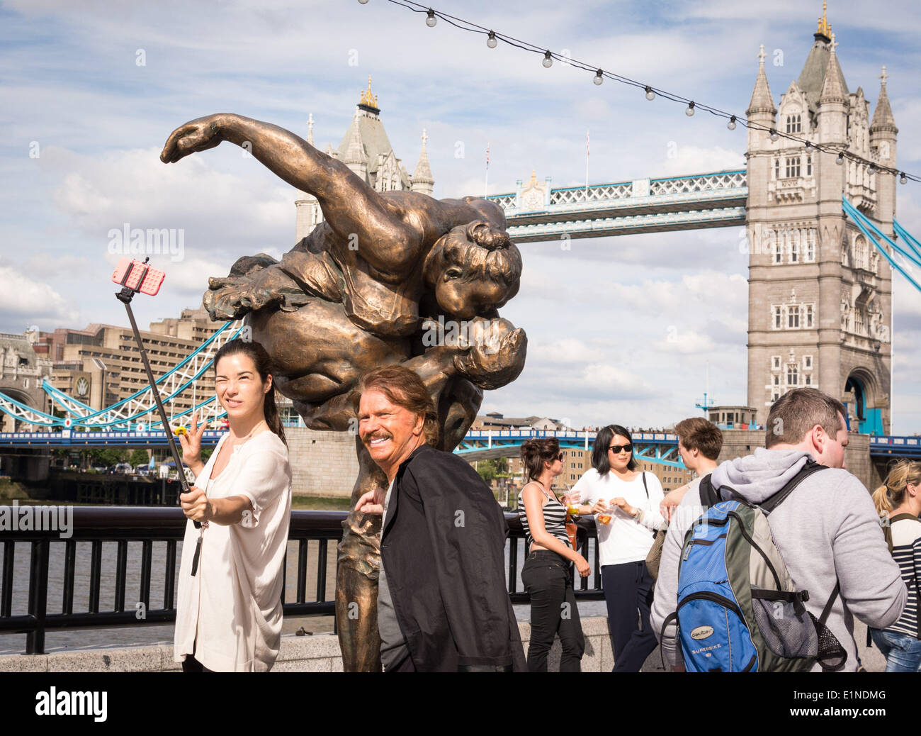 More London Riverside, le 7 juin 2014. Les touristes utilisent un 's70623 stick" à côté d'une sculpture de la série des 'Chubby' les femmes par le célèbre sculpteur chinois Xu Hongfei. Credit : Patricia Phillips / Alamy Live News Banque D'Images