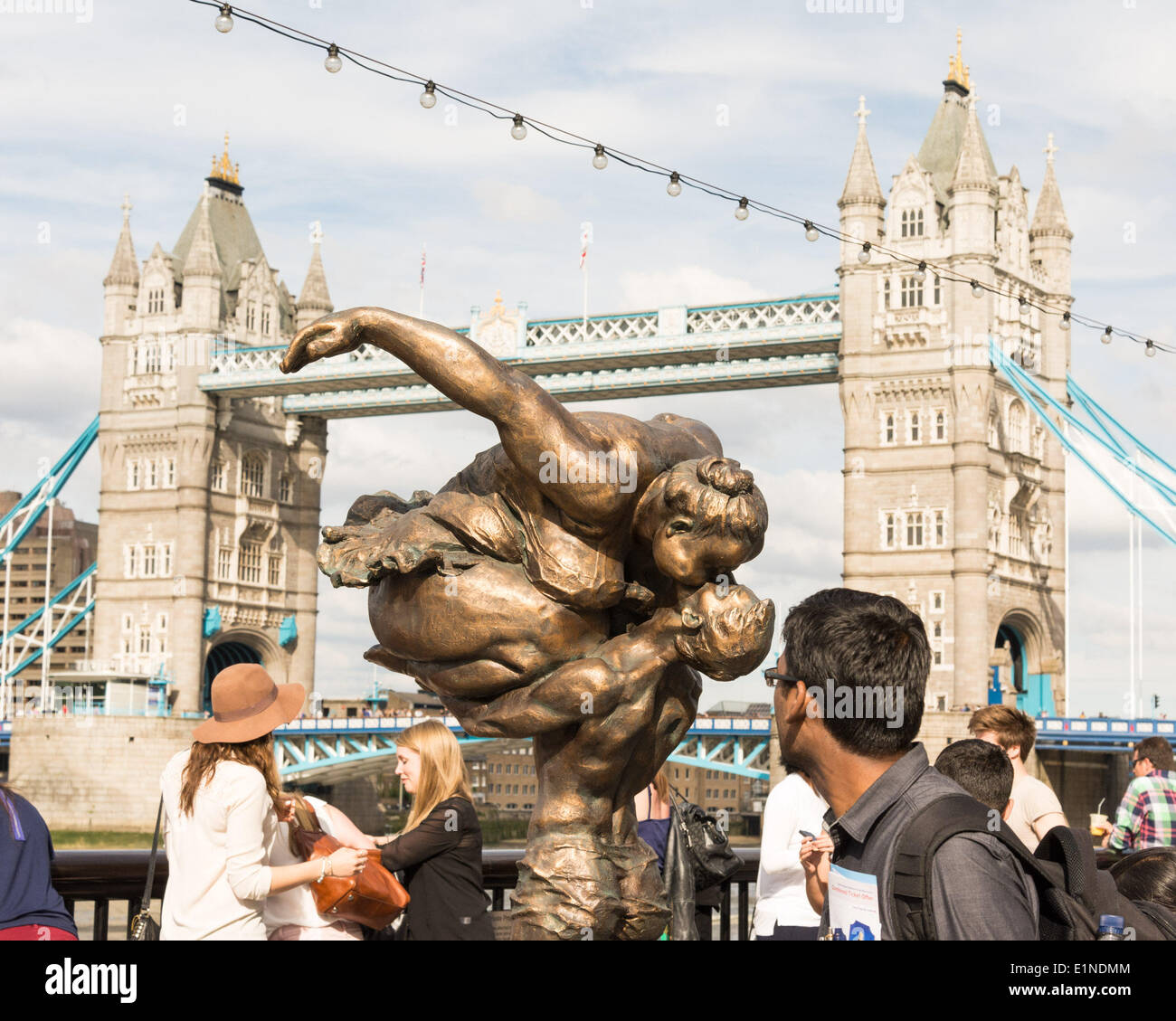 More London Riverside, le 7 juin 2014. Un touriste n'a une double prendre alors qu'il passe devant une sculpture de la série "Femmes Chubby' par le célèbre sculpteur chinois Xu Hongfei. Credit : Patricia Phillips / Alamy Live News Banque D'Images