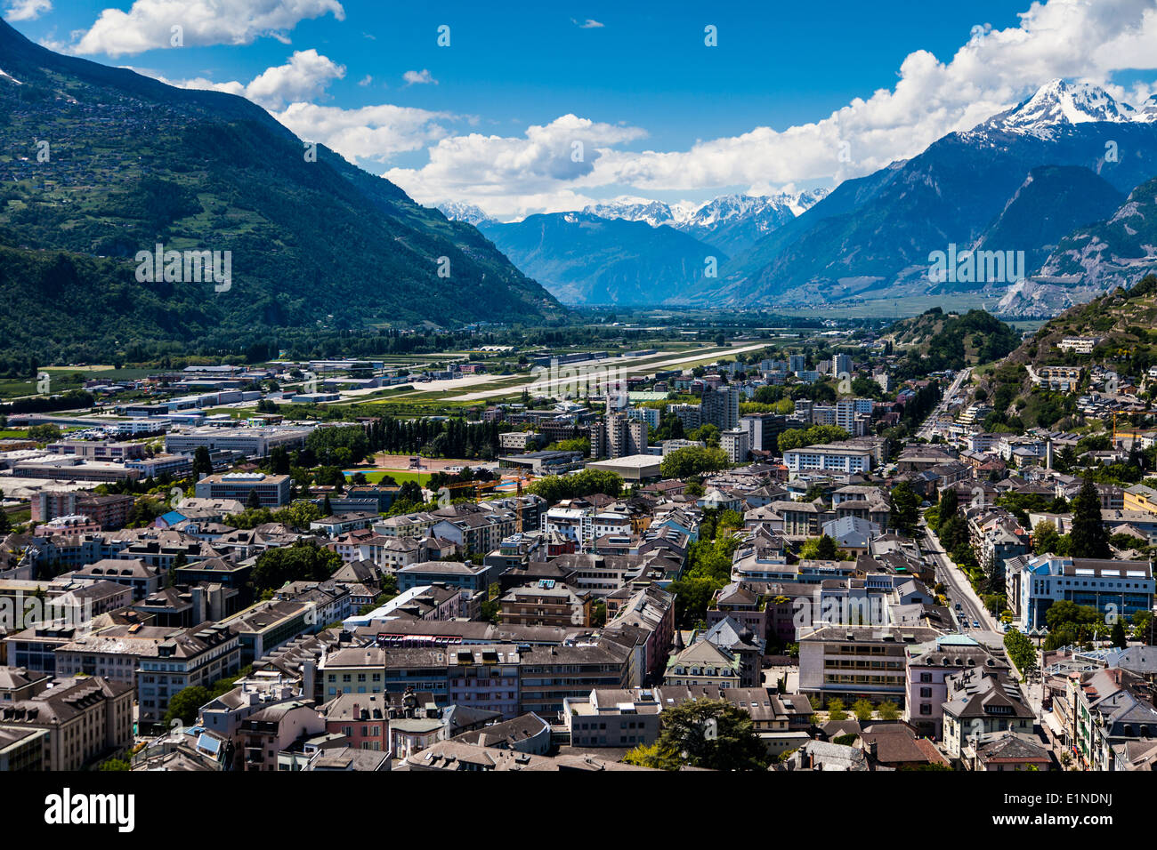 Aperçu de la ville moderne de sion de la basilique de Valère, Suisse Banque D'Images