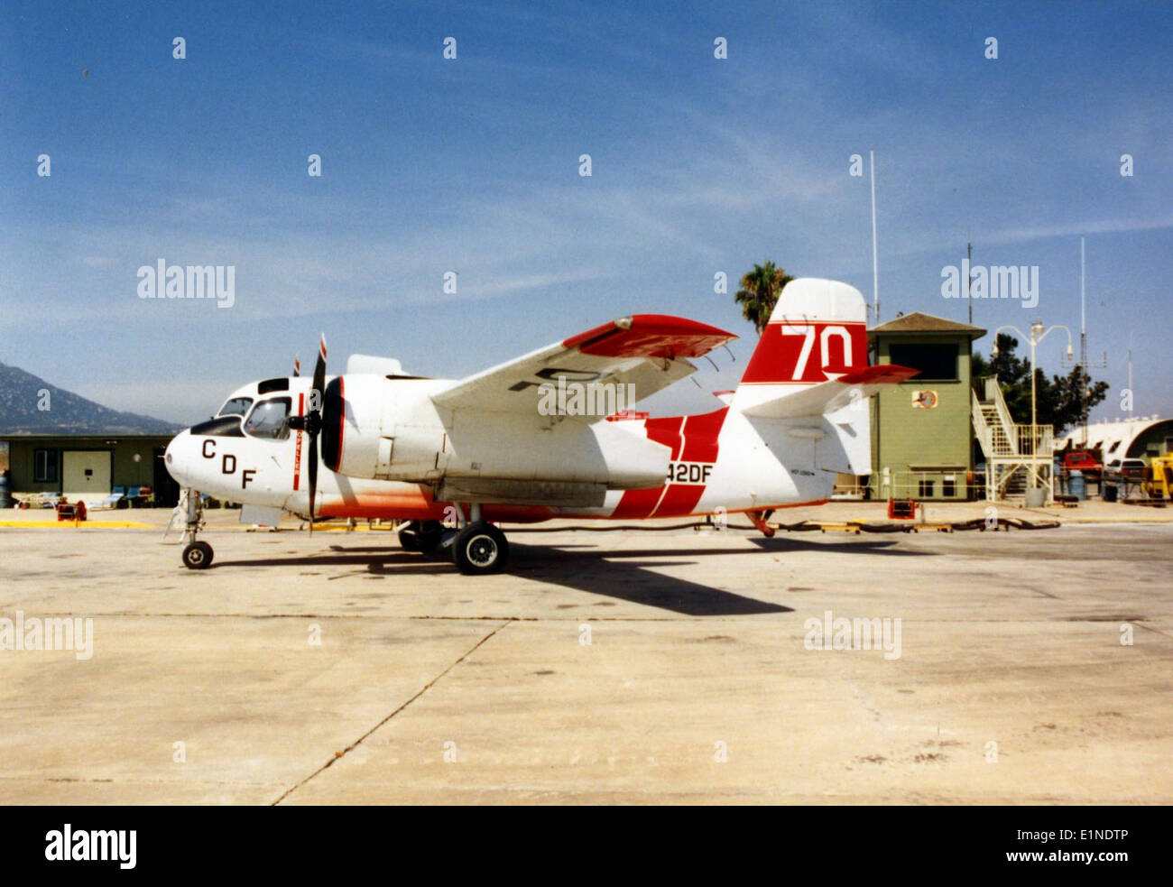 Le Grumman S2F-1 Tracker (N442DF) était un avion de guerre anti-sous-marine à base de porte-avions, introduit dans les années 1950 Cette photo, prise à Ramona, EN CALIFORNIE, EN 1993, montre l’appareil en usage civil après son service militaire, soulignant la poursuite de l’utilité de l’appareil après son service. Banque D'Images