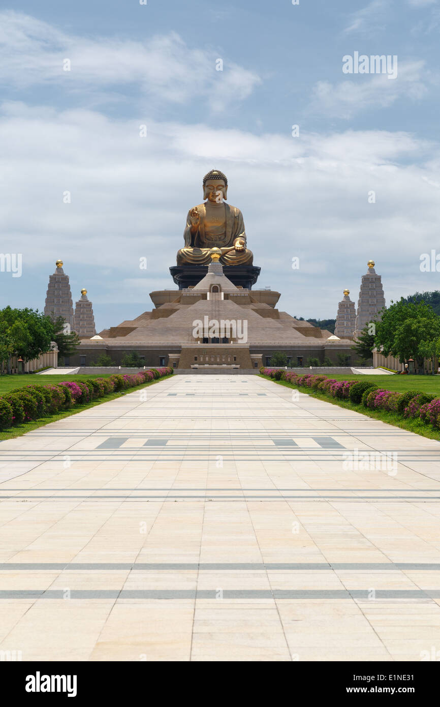 Statue de Bouddha Doré géant au sommet du complexe du temple principal au Buddha Memorial Centre près de Kaohsiung, Taïwan. Banque D'Images