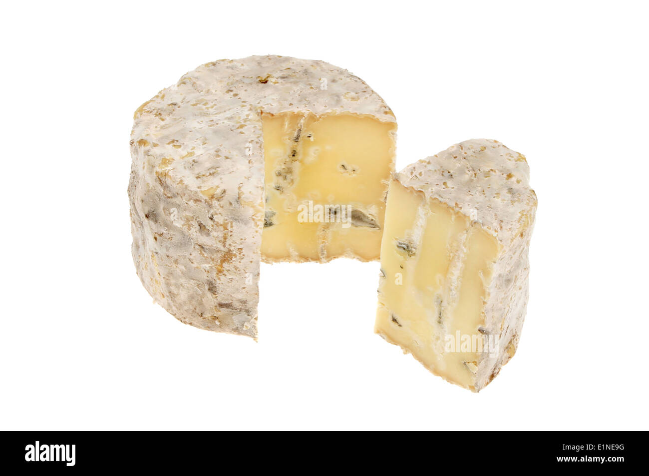 Tour de fromage bleu avec une tranche découpée et compenser isolés contre white Banque D'Images