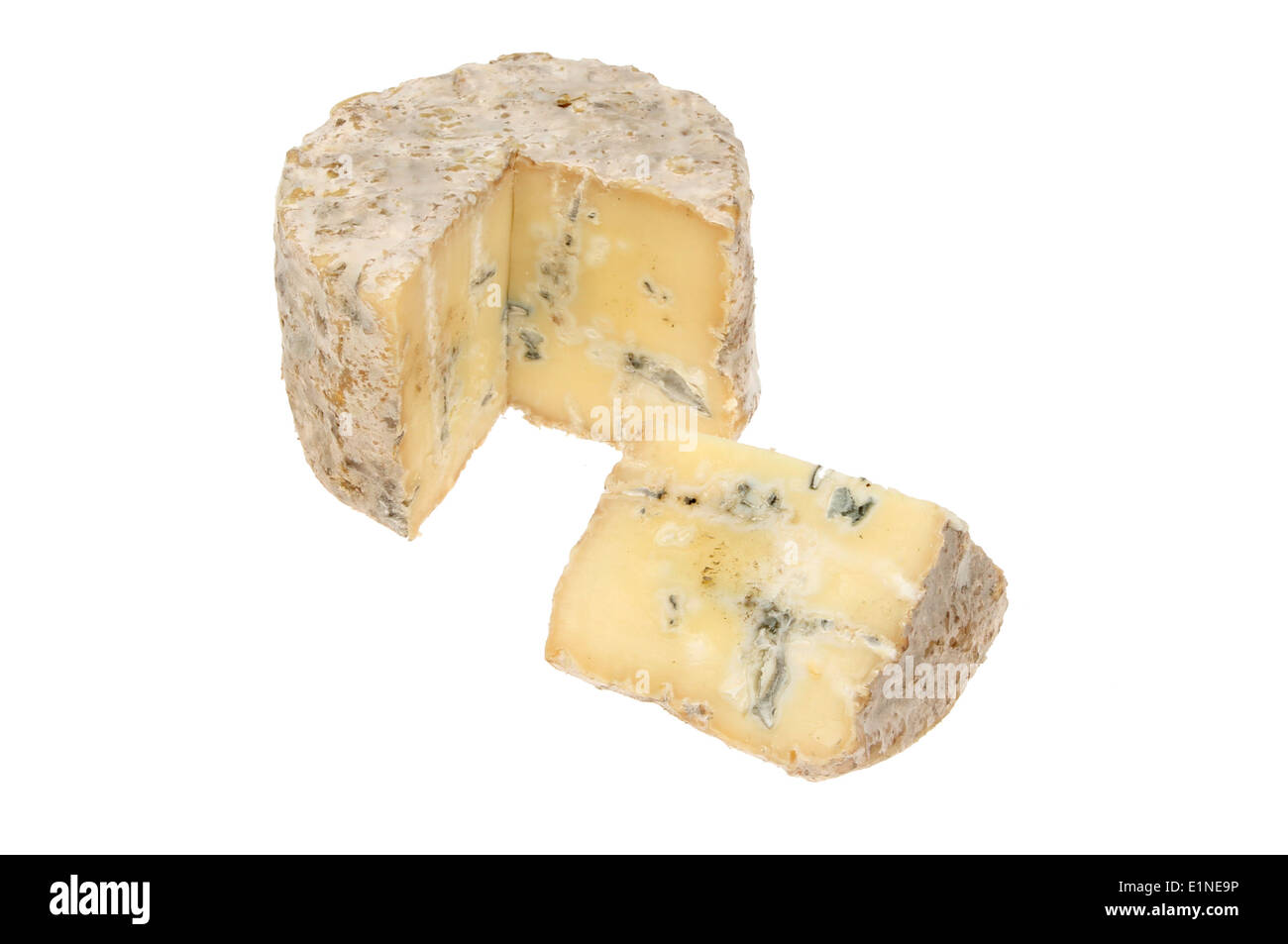 Tour de fromage bleu avec une tranche découper isolés contre white Banque D'Images