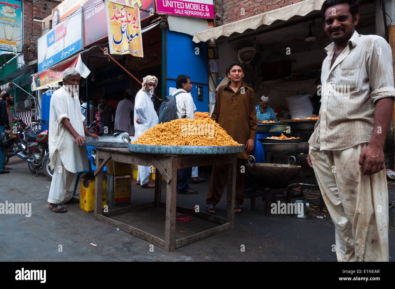 Vendeur alimentaire routière, shop, Lahore Pakistan Banque D'Images