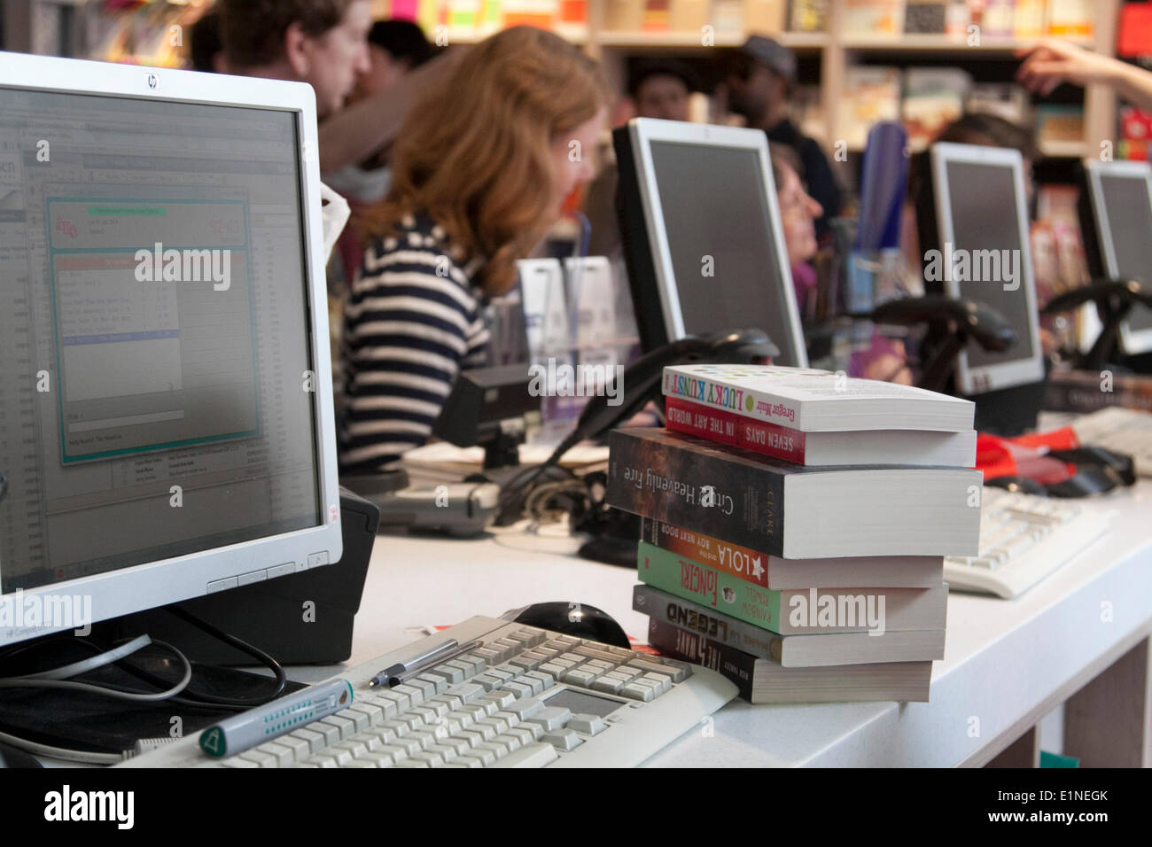 London UK. 7 juin 2014. Une pile de livres à côté d'un tiroir-caisse à la nouvelle vedette Foyles book store qui a officiellement ouvert ses portes Crédit : amer ghazzal/Alamy Live News Banque D'Images
