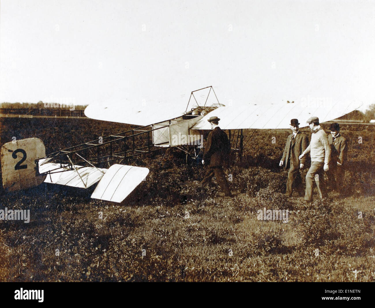 Le Blériot XI était un monoplan pionnier conçu par Louis Blériot. Il est devenu célèbre pour avoir été le premier avion à survoler la Manche en 1909. Le Blériot XI a joué un rôle déterminant dans la démonstration de la faisabilité du vol longue distance, marquant une étape importante dans l'histoire de l'aviation. Banque D'Images