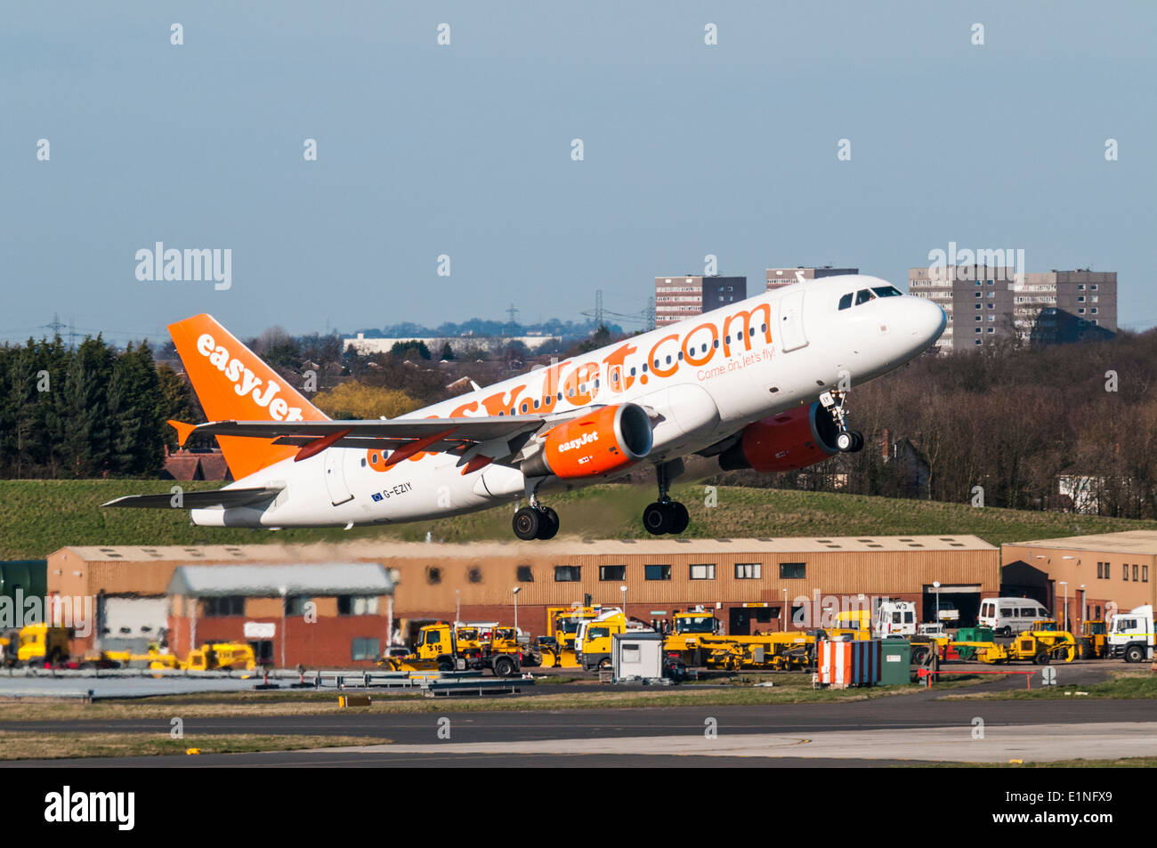 Easyjet Airbus A319 qui décolle en face de l'aérodrome, véhicule d'assistance depot à l'Aéroport International de Birmingham Banque D'Images