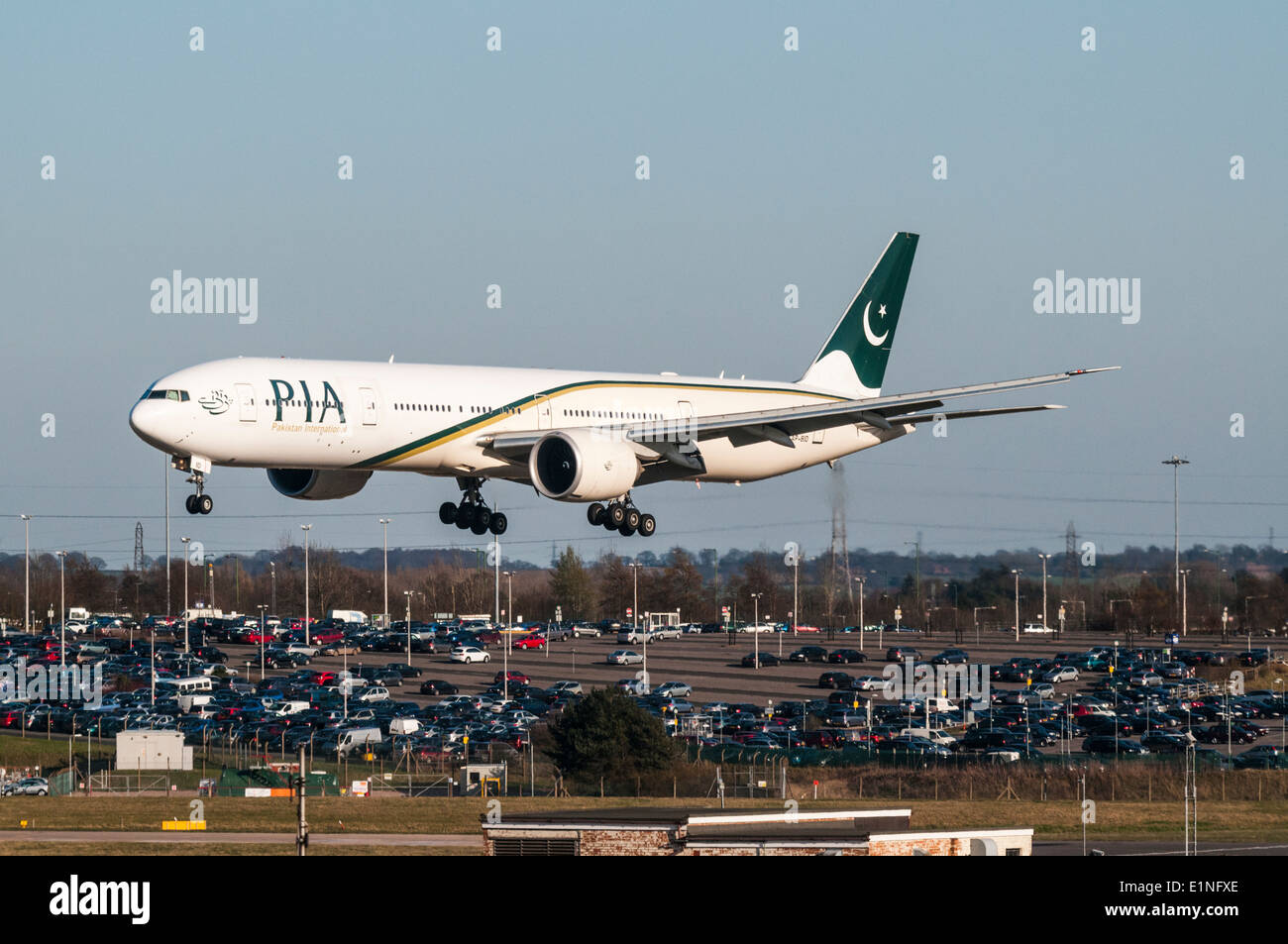 Pakistan International Airlines Boeing 777 à l'atterrissage à l'aéroport international de Birmingham Banque D'Images