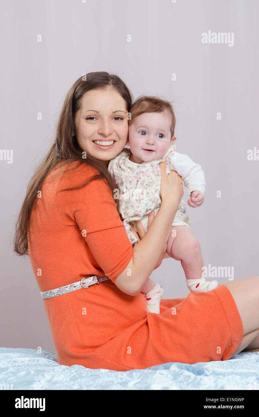 Maman et sa fille sur la table six mois Banque D'Images