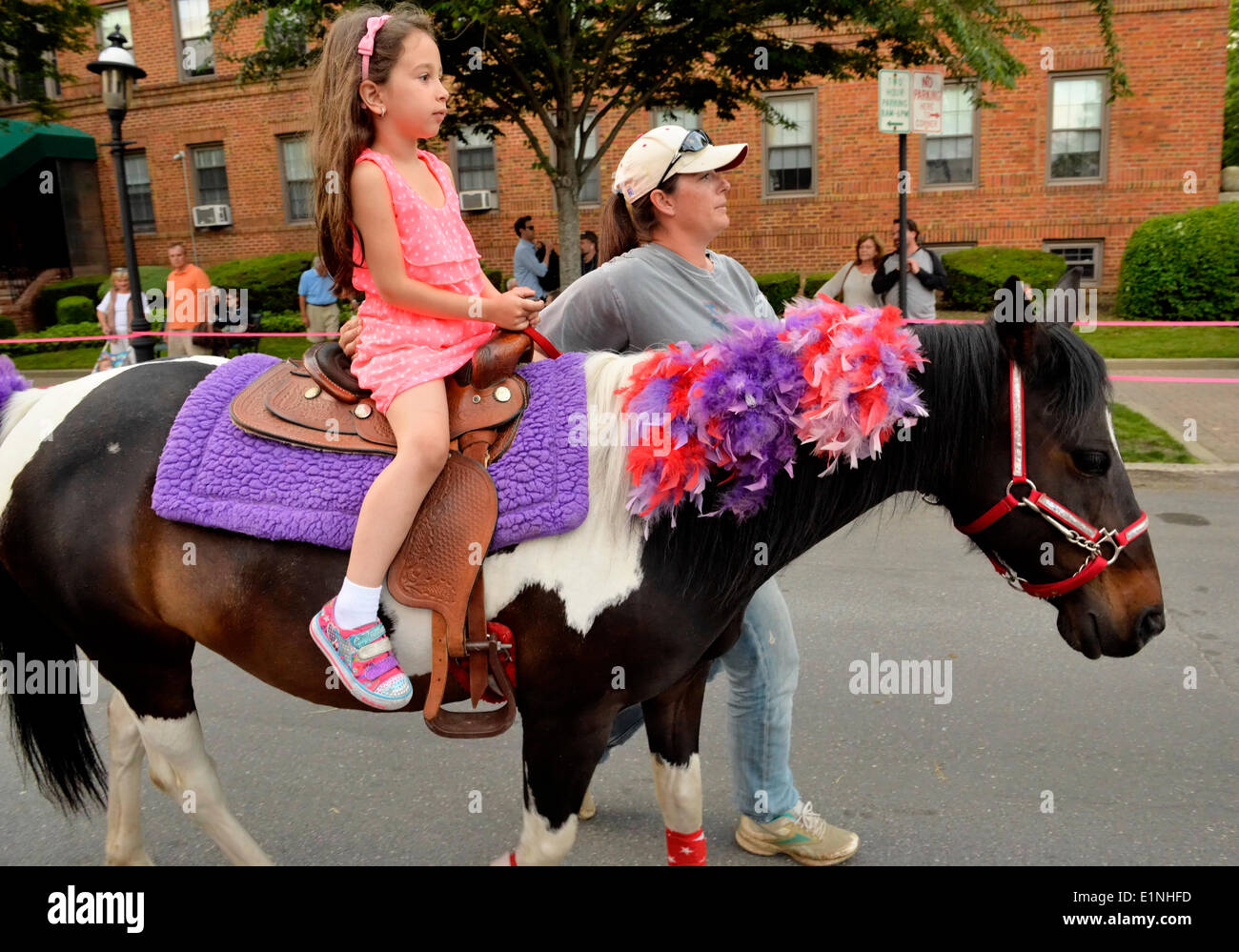 Garden City, New York, États-Unis - le 6 juin 2014 - une jeune fille monte un poney à la 17e édition du Festival Garden City Belmont Stakes, célébrant la 146e exécution de Belmont Stakes à Elmont à proximité le jour suivant. Il y avait fête de rue s'amuser en famille avec des groupes live, de l'alimentation, et plus, et l'un des principaux commanditaires de cette longue nuit de l'île a été l'événement le New York Racing Association Inc. Crédit : Ann E Parry/Alamy Live News Banque D'Images