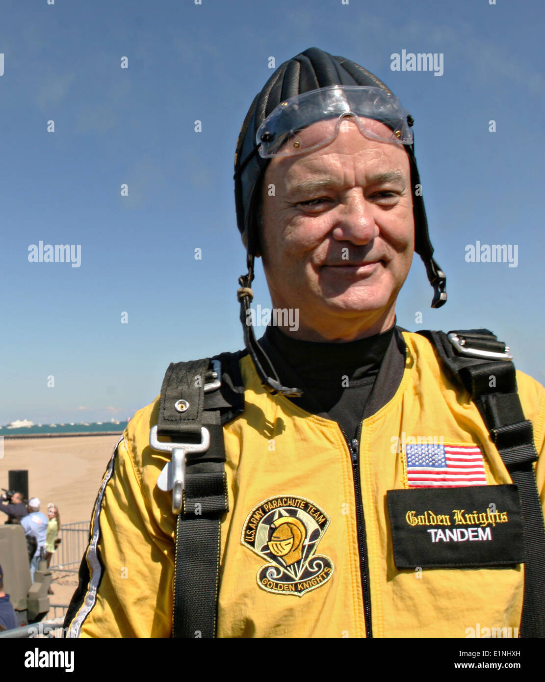 Acteur Bill Murray sourire après le parachutisme en tandem avec l'armée américaine l'Équipe de parachutistes des Chevaliers d'or à la 50e assemblée annuelle de l'air et l'eau de Chicago Show à North Avenue Beach, le 15 août 2008 à Chicago, IL. Banque D'Images