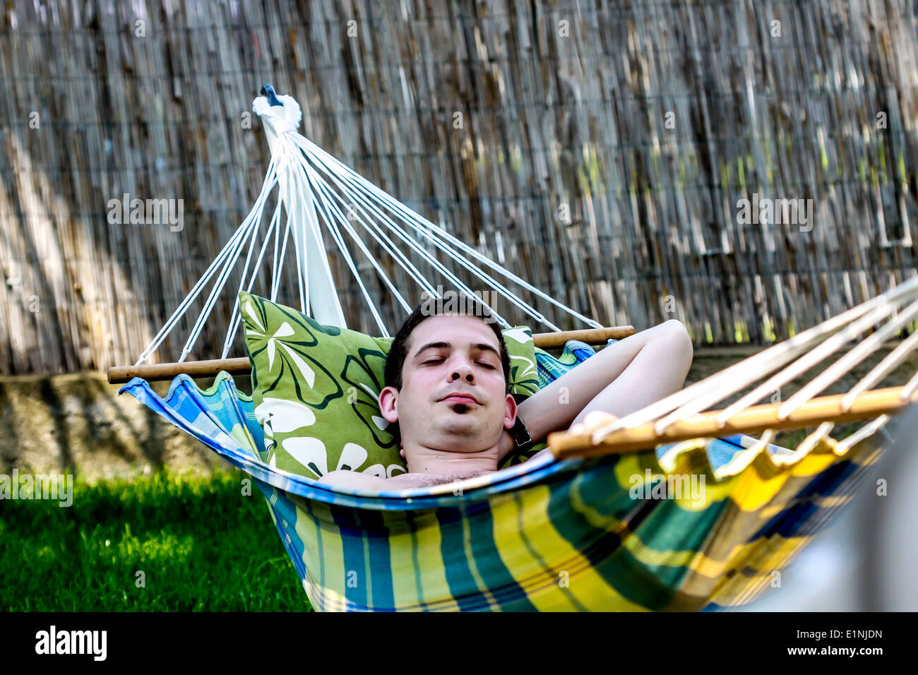 La sieste l'homme dans un hamac dans le jardin Photo Stock - Alamy