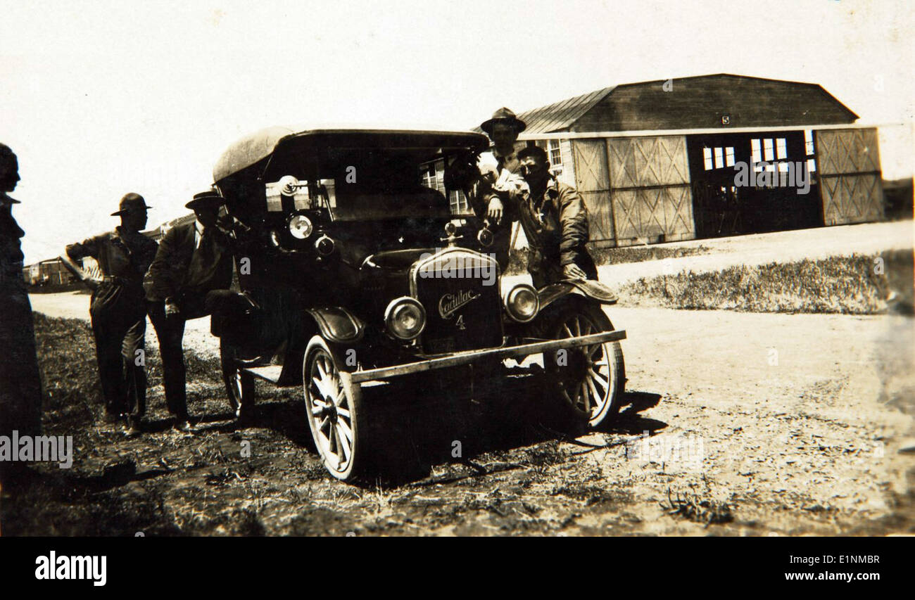 Cette photographie fait partie de la collection spéciale Louis E. Slim Gordon, qui met en évidence des moments liés à la Cadillac automobile Company. La collection comprend des images rares qui documentent le rôle important de Cadillac dans l'histoire automobile américaine. Banque D'Images