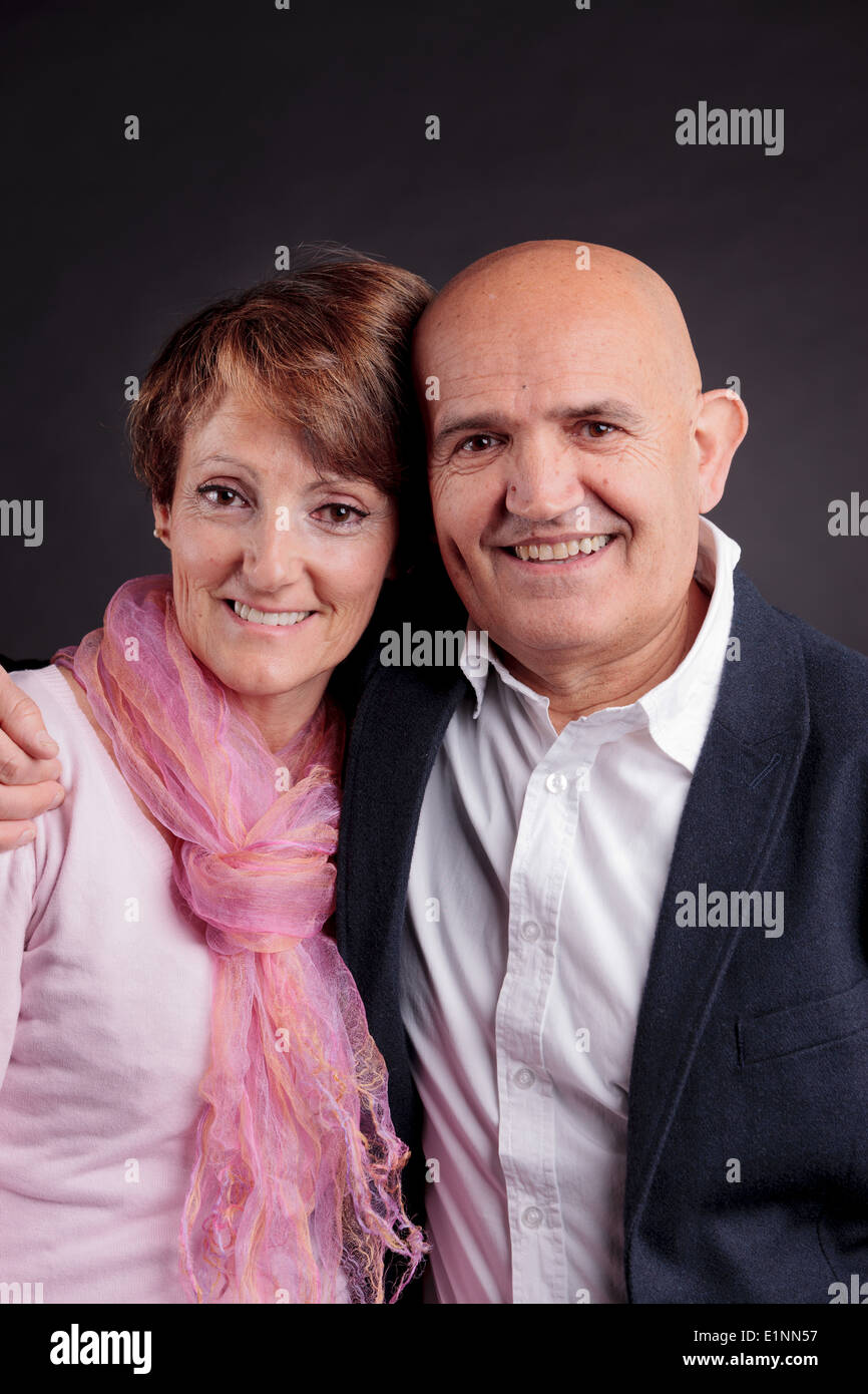 Vieux couple s'aimer smiling and looking at camera Banque D'Images