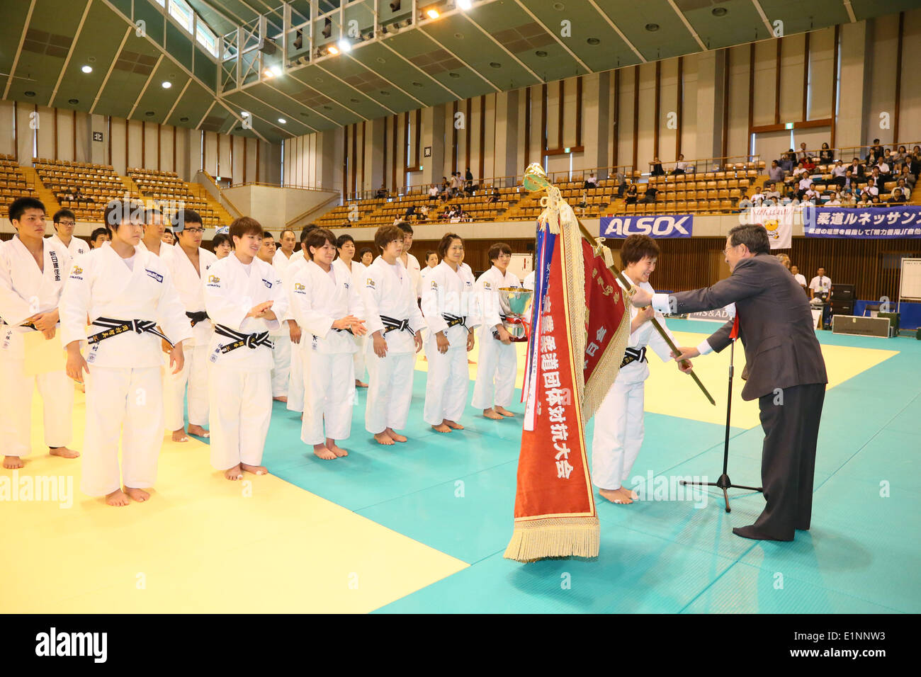 Préfecture de Shizuoka Budokan, Shizuoka, au Japon. 7 juin, 2014. Groupe de l'équipe de Komatsu, le 7 juin 2014 - Judo : le 64ème All Japan Judo Concours de l'équipe industrielle, Femmes en 1ère division à la Préfecture de Shizuoka Budokan, Shizuoka, au Japon. Credit : Yohei Osada/AFLO SPORT/Alamy Live News Banque D'Images
