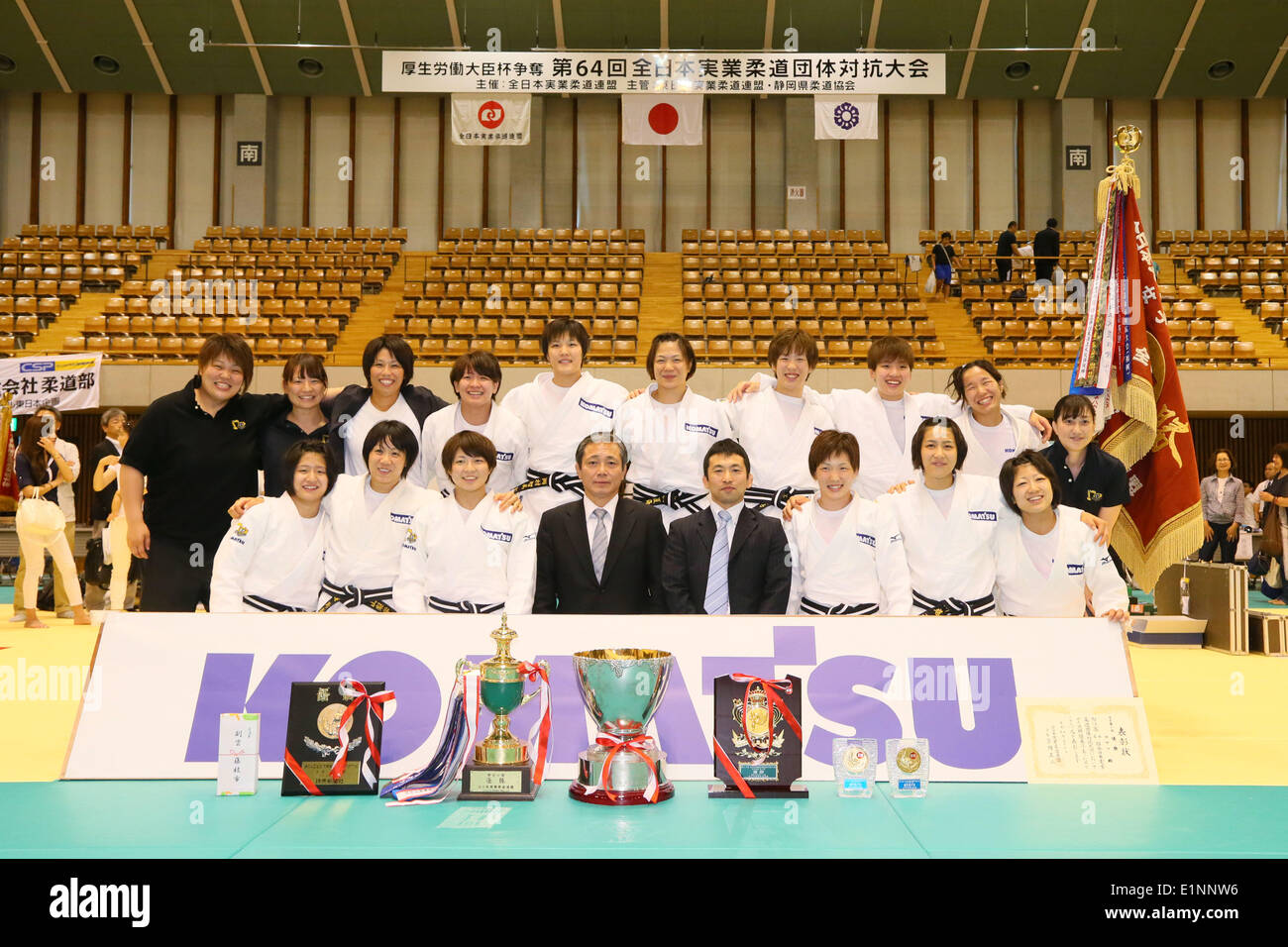 Préfecture de Shizuoka Budokan, Shizuoka, au Japon. 7 juin, 2014. Groupe de l'équipe de Komatsu, le 7 juin 2014 - Judo : le 64ème All Japan Judo Concours de l'équipe industrielle, Femmes en 1ère division à la Préfecture de Shizuoka Budokan, Shizuoka, au Japon. Credit : Yohei Osada/AFLO SPORT/Alamy Live News Banque D'Images