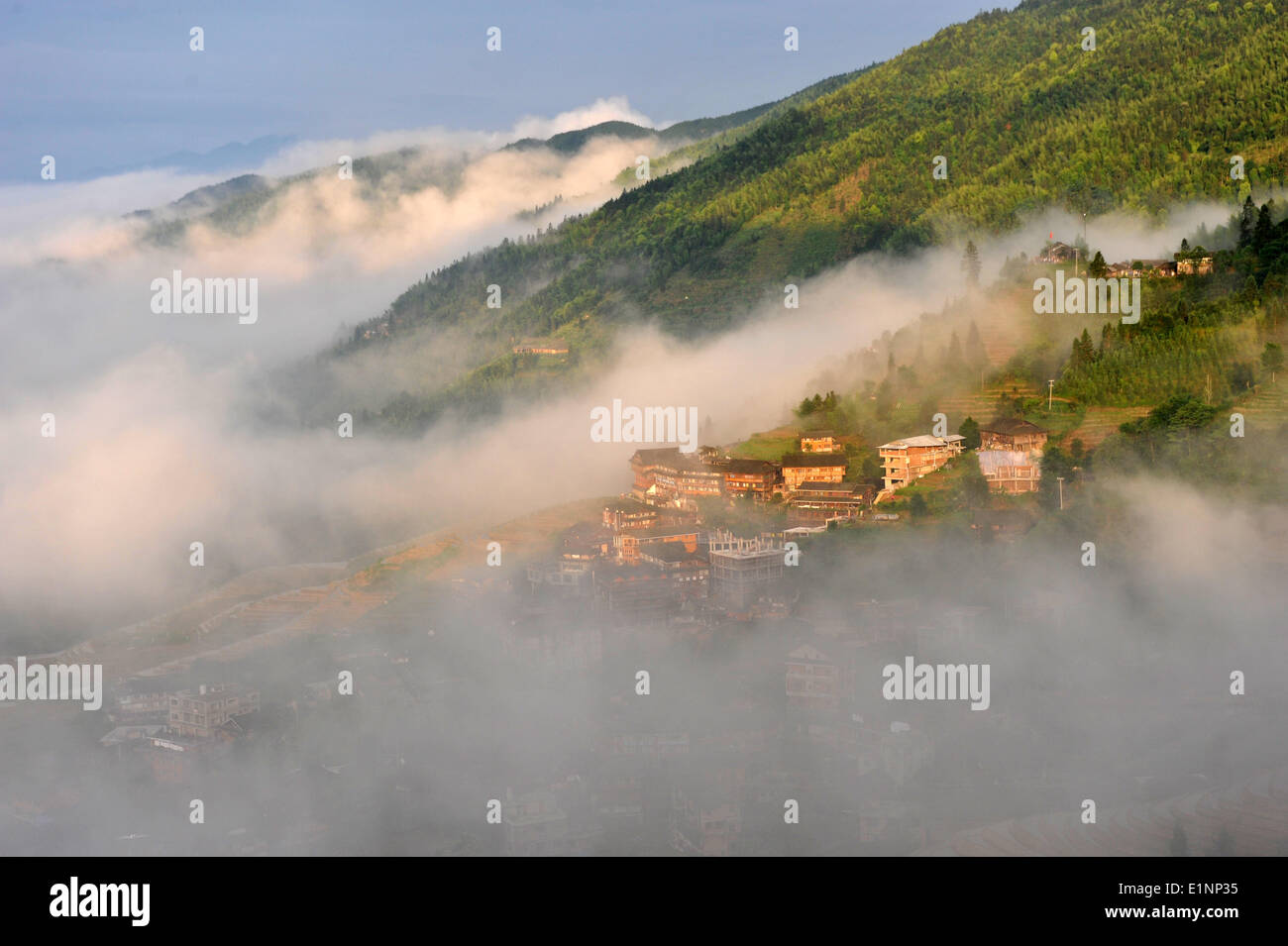 Longsheng, la région autonome Zhuang du Guangxi. 7 juin, 2014. Des couvertures de brouillard en terrasses, un village de Longji Township dans le comté de Longsheng, Chine du Sud, région autonome Zhuang du Guangxi, le 7 juin 2014. © Lu Bo'un/Xinhua/Alamy Live News Banque D'Images