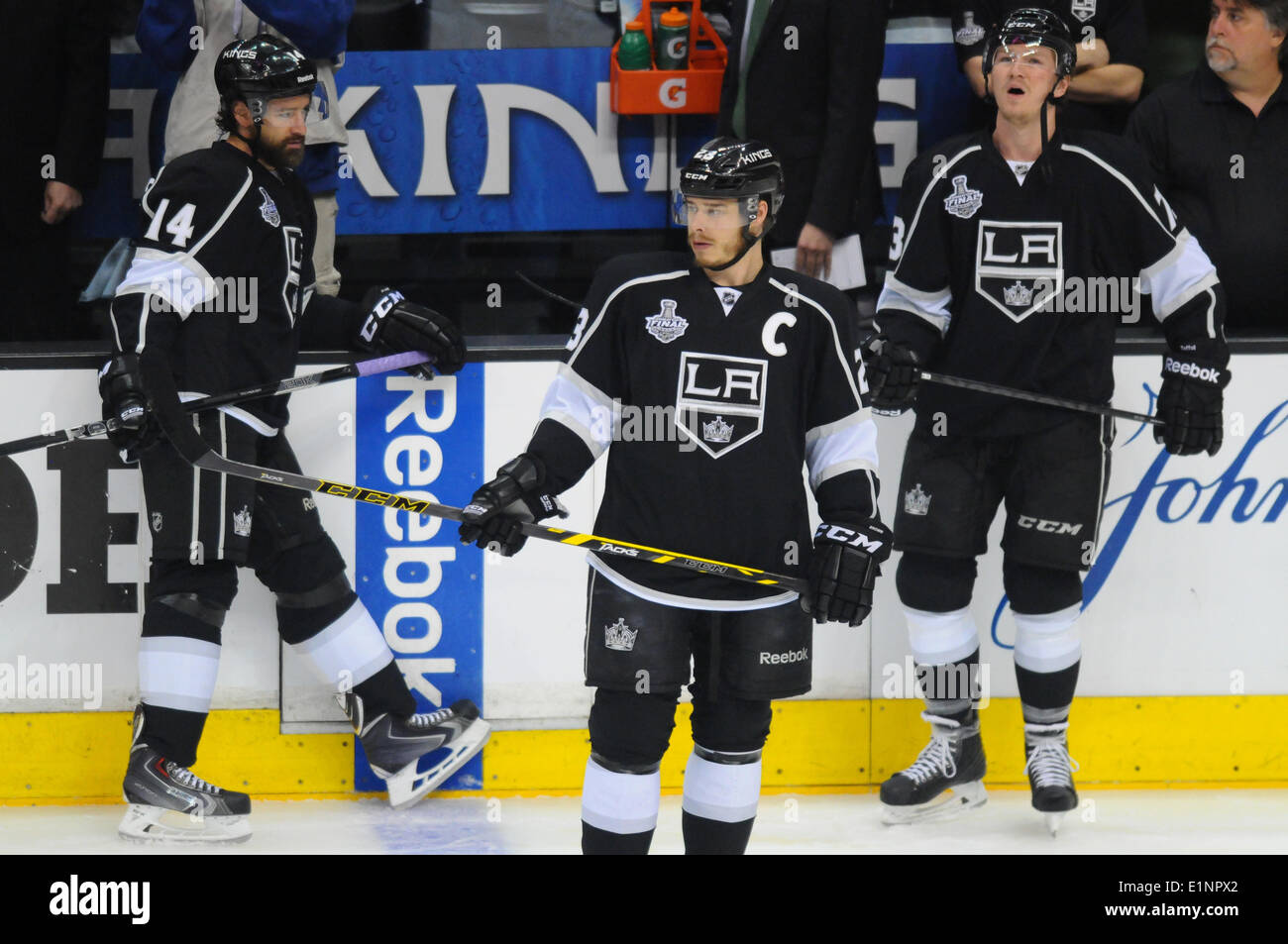 Staples Center, Los Angeles, Californie, USA. 07Th Juin, 2014. Los Angeles Kings Aile droite Justin Williams (14) [2150], Los Angeles Kings Aile droite Dustin Brown (23) [2289], et Los Angeles Kings Aile droite Tyler Toffoli (73) [8400] pendant la pré-patin avant match 2 de la finale de la Coupe Stanley entre les Rangers de New York et les Kings de Los Angeles au Staples Center de Los Angeles, CA. Banque D'Images