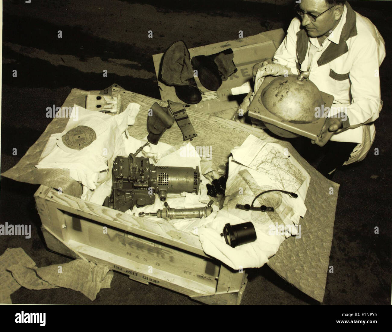 Cette photographie documente un avion C-54 Douglas impliqué dans un accident dans les années 1950 L'avion, un avion de transport militaire, a peut-être été impliqué dans un accident au Panama, ce qui met en évidence les défis auxquels l'aviation militaire a été confrontée au cours de cette période. Banque D'Images