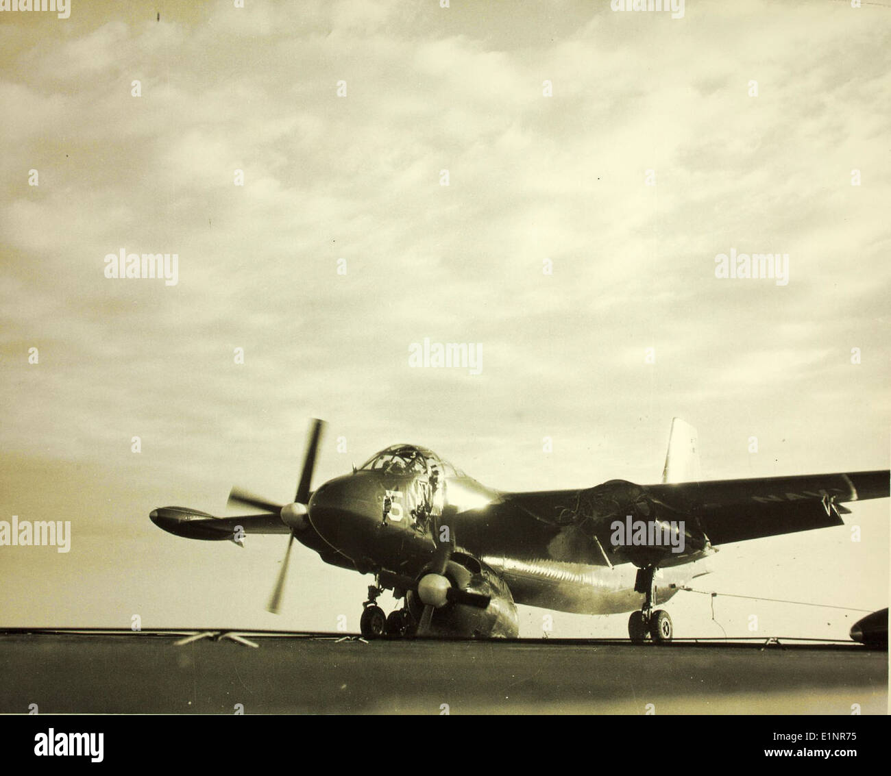 En 1953, un avion nord-américain AJ-2 Savage de l'USS Essex (CV-9) a été impliqué dans un accident d'avion important. L'incident met en lumière les risques auxquels sont confrontés les aviateurs navals et l'importance des améliorations de la sécurité dans l'aviation militaire au cours des années 1950 Banque D'Images