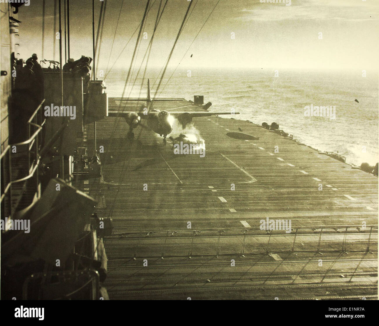 Cette image illustre un accident d'avion impliquant un AJ-2 Savage nord-américain, un avion de la marine américaine. L'accident s'est produit sur l'USS Essex CV-9 lors d'opérations en 1953. Banque D'Images