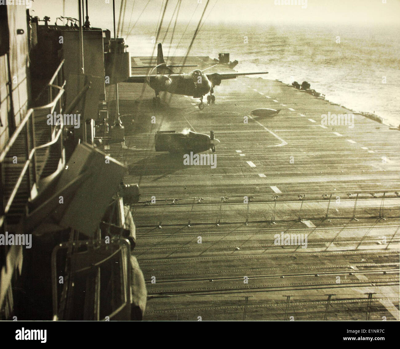 En 1953, un avion nord-américain AJ-2 Savage a subi un accident à bord du porte-avions USS Essex (CV-9). L'AJ-2 Savage était un bombardier stratégique utilisé par la marine américaine pendant les premières années de la guerre froide. Banque D'Images