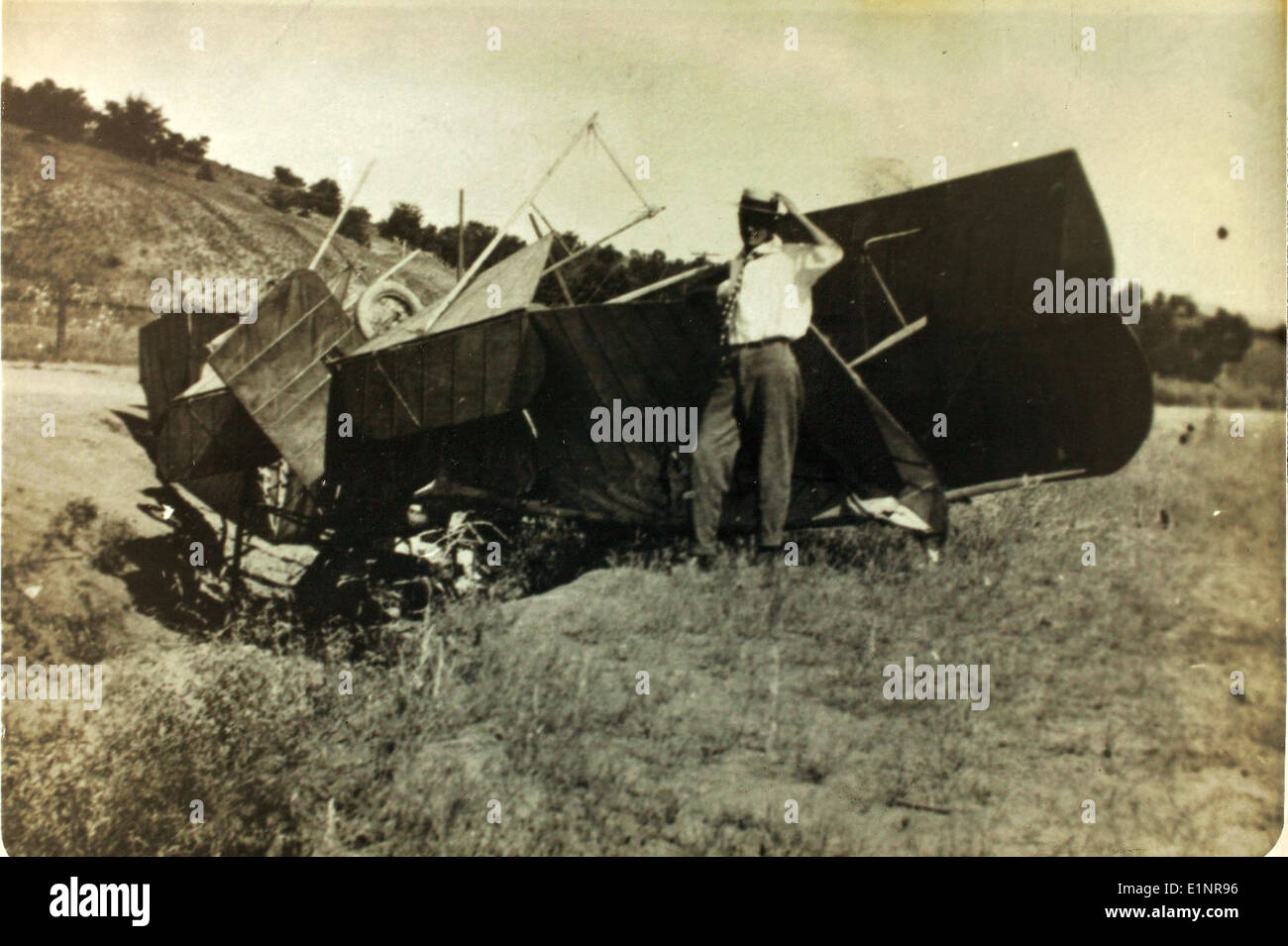 Une photographie documentant un accident d'avion impliquant un avion révolutionnaire à Nogales, Sonora, en 1913. L’incident met en lumière les risques et les défis précoces auxquels sont confrontés les pionniers de l’aviation alors qu’ils développaient de nouvelles technologies de vol au début du XXe siècle. Banque D'Images