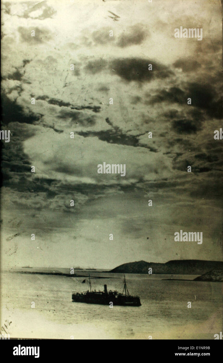 Un accident d'avion en 1913 a impliqué un avion révolutionnaire à Nogales, Sonora. Cet événement a mis en lumière les défis auxquels les premiers aviateurs ont été confrontés alors qu'ils expérimentaient de nouvelles technologies de vol et de nouveaux modèles d'avions. Banque D'Images