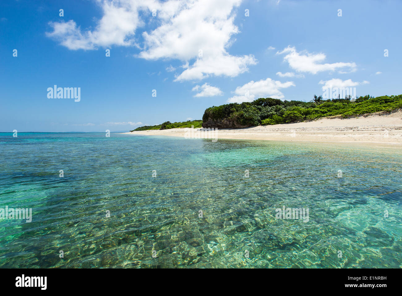 Superbe plage tropicale entourée d'eau tropicale pleine de récifs coralliens tropicaux à Okinawa, Japon Banque D'Images
