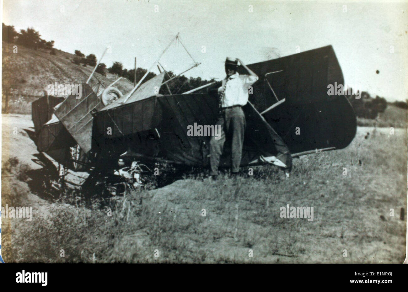 Cette photo de 1913 montre un accident d'avion impliquant un avion révolutionnaire près de Nogales, Sonora. L'incident met en lumière les premiers défis du développement des avions et les risques auxquels étaient confrontés les pionniers de l'aviation au début du XXe siècle. Banque D'Images