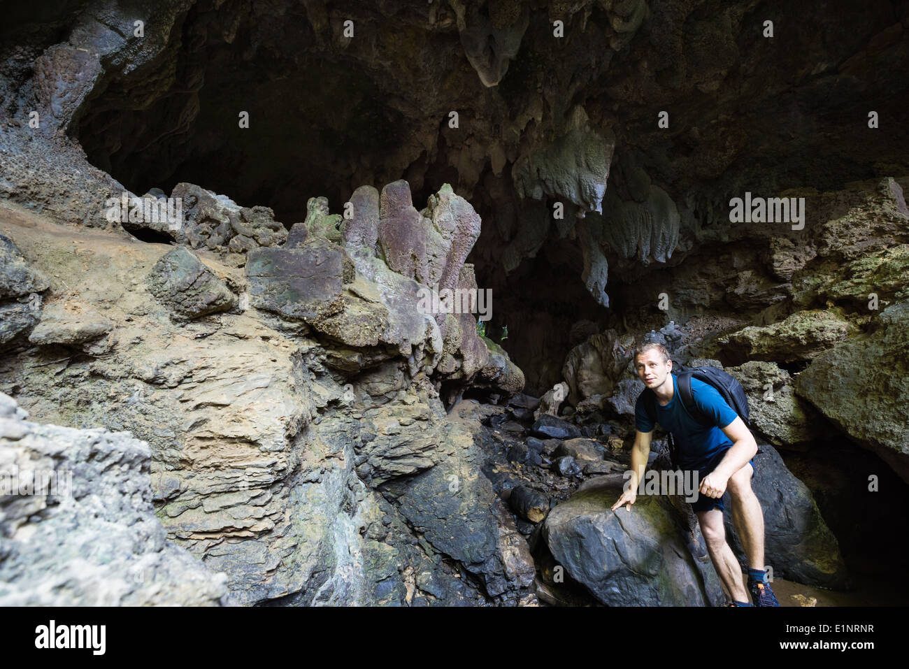 L'exploration de l'homme grotte de calcaire de l'immense au plus profond de la forêt tropicale intacte de l'île d'Iriomote, Okinawa, Japon tropical Banque D'Images