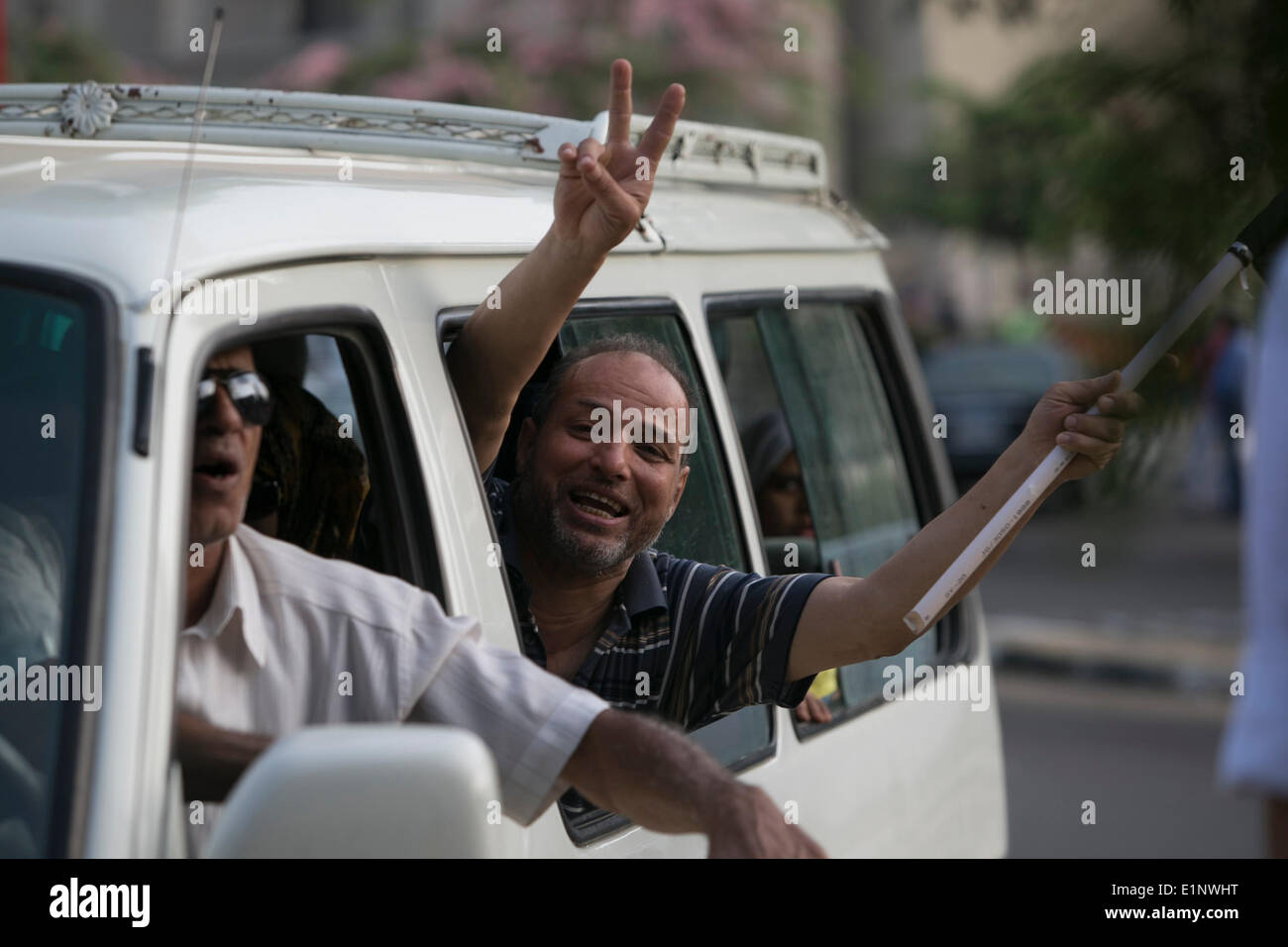 Le Caire, Égypte. 8 juin, 2014. Un homme célèbre dans le véhicule en face de la Haute Cour constitutionnelle au Caire, capitale de l'Égypte, le 8 juin 2014. Le président égyptien élu Abdel-Fattah al-Sisi est d'être assermenté à la Haute Cour constitutionnelle le dimanche. Credit : Cui Xinyu/Xinhua/Alamy Live News Banque D'Images