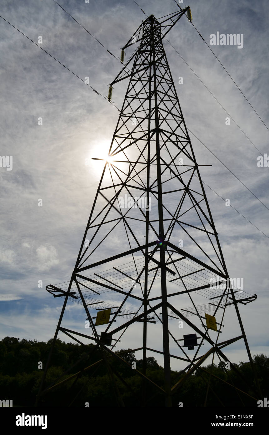 Pylône de l'électricité, de taille moyenne, dans les régions rurales de l'Angleterre. Banque D'Images