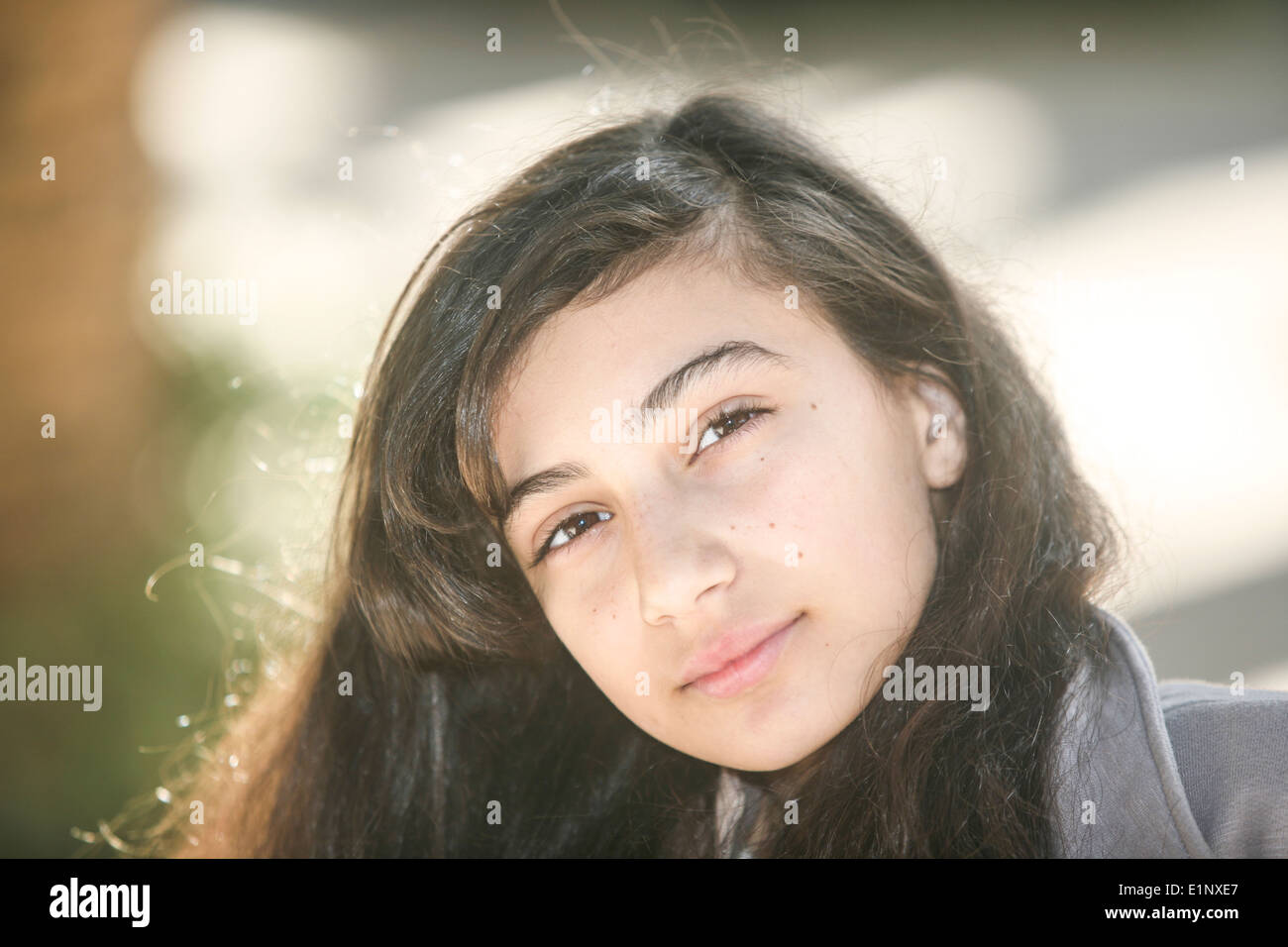 Portrait d'une jeune fille de 12 ans a photographié à Gan, Hamoshava Rishon Lezion, Israël autorisation Modèle disponible Banque D'Images