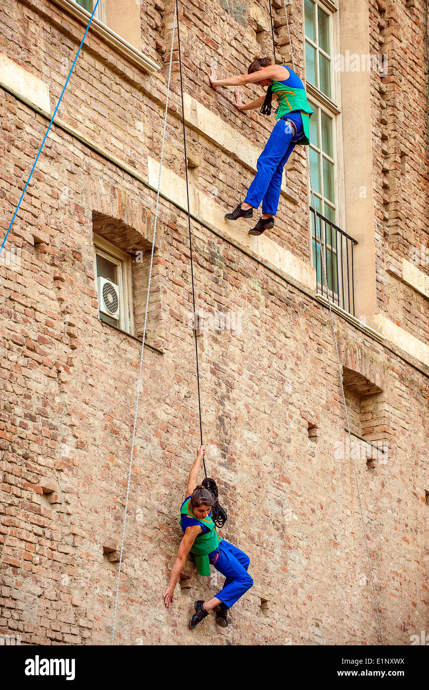 Rivoli, Italie. 07Th Juin, 2014. Le spectacle Environnement vertical, le long des murs du Château de Rivoli (Musée d'Art Contemporain) s'inscrit dans le cadre du Festival international de la danse Interplay. Il s'agit d'une intervention performative propres au site, qui réunit les deux artistes de défier la gravité en jouant avec l'espace architectural du Château de Rivoli, révolutionnant les notions de verticalité et d'horizontalité. Compagnie Retouramont interprètes français, Séverine Bennevault et Natalie Tedesco. Chorégraphie de Fabrice Guillot. Costumes Patricio Rodriguez Alejandro Luengo © Realy Easy Star/Alamy L Banque D'Images