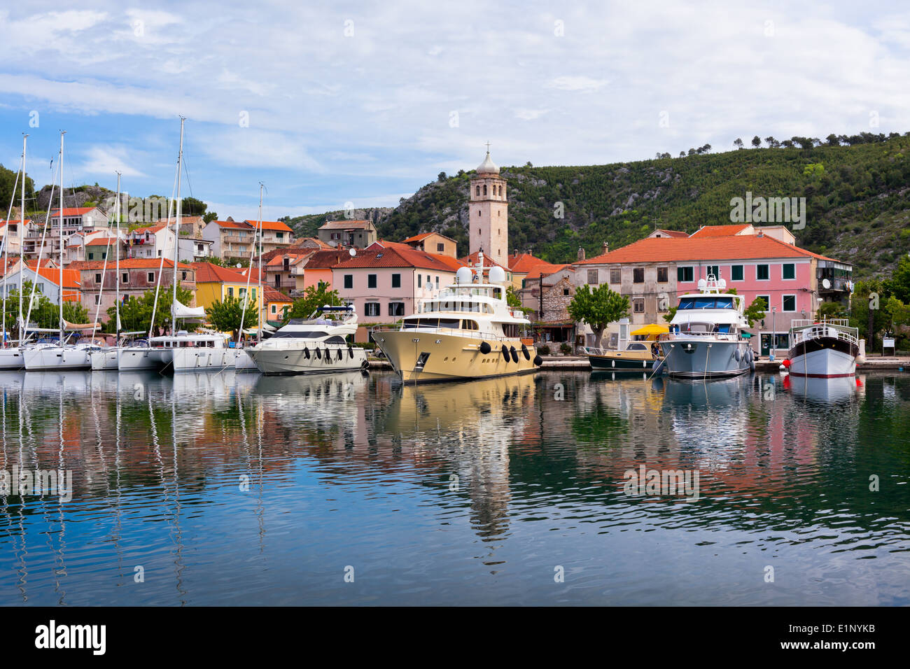 Skradin est une petite ville historique et le port sur la côte Adriatique et la rivière Krka en Croatie Banque D'Images