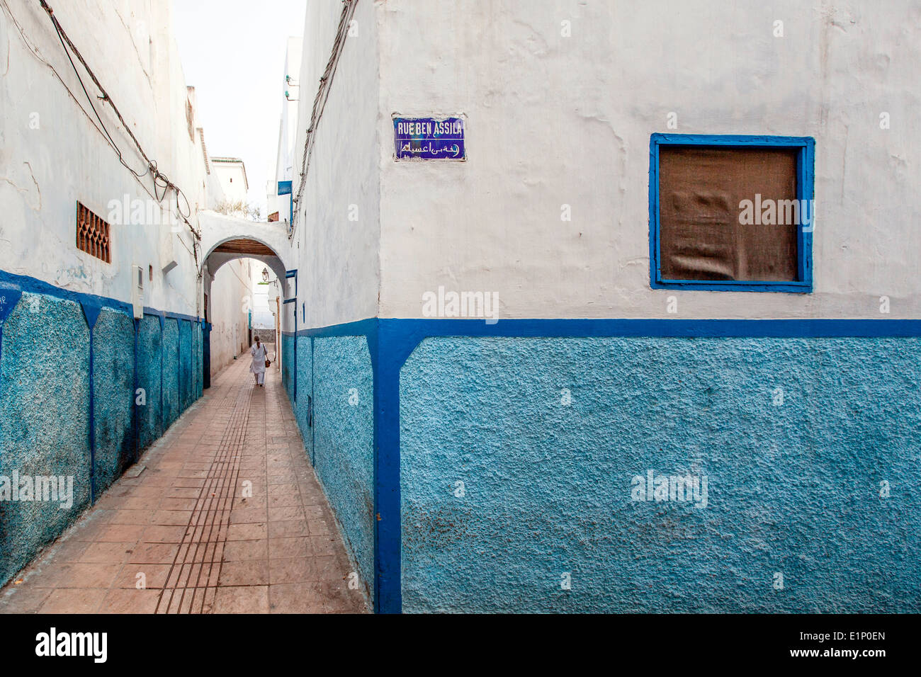 La chaux traditionnel à la chaux rue étroite à l'intérieur de la Médina de Rabat, Maroc. Banque D'Images