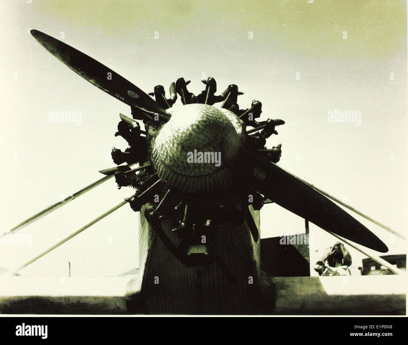 Le Tremaine Humming Bird, piloté par George D. Covell, a participé à la Dole Air Race, un événement historique visant à promouvoir l'aviation transpacifique. L'avion, un monoplan Tremaine, a été conçu pour le vol à long rayon d'action et a fait partie des premiers défis de l'aviation dans le Pacifique. L’avion de Richard S. Waggener, Spirit of John Rodgers, a également participé à la course, soulignant l’esprit compétitif des pionniers de l’aviation. Banque D'Images
