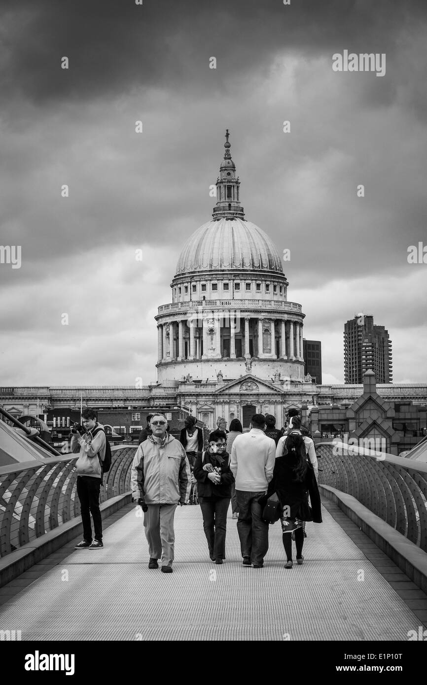 Tourné en noir et blanc du Millennium Bridge à Londres en direction de la Cathédrale St Paul Banque D'Images