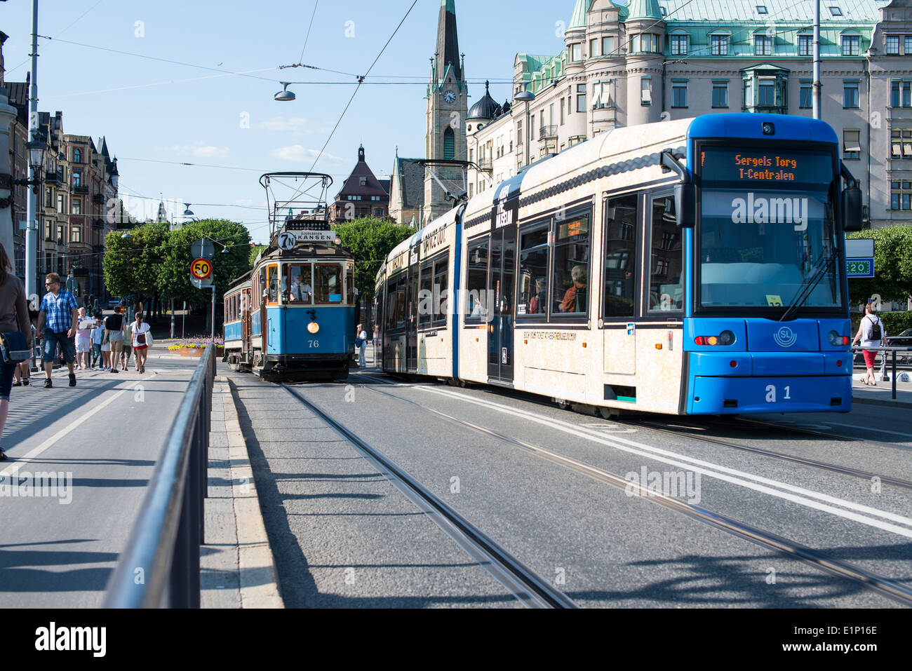 Les anciens et les nouveaux tramways bleu, Stockholm Banque D'Images