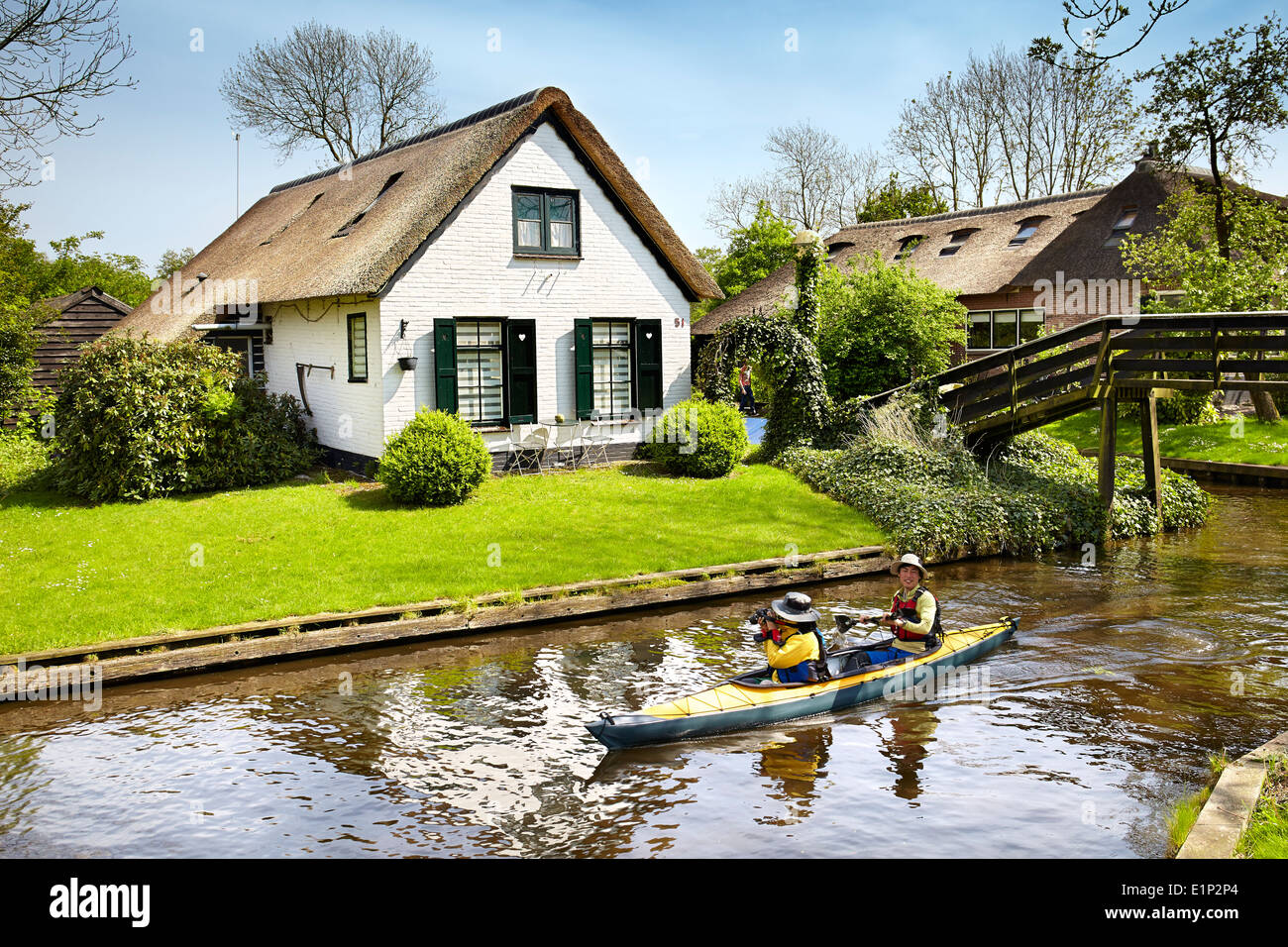 Les touristes sur le bateau naviguant sur le canal, Giethoorn village - Hollande Pays-Bas Banque D'Images