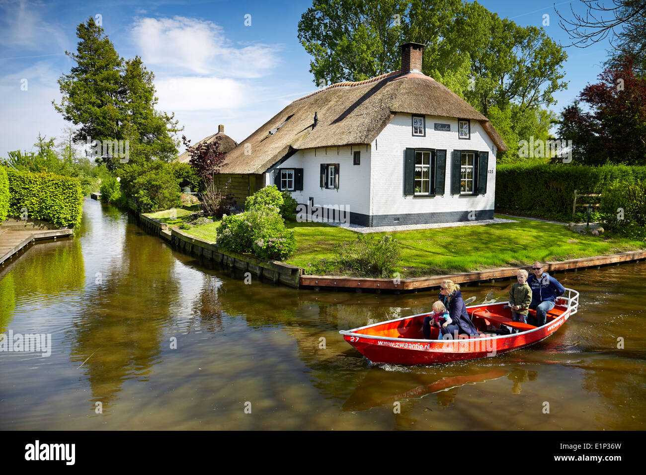 Village de Giethoorn, bateau de tourisme sur le canal - Hollande, Pays-Bas Banque D'Images