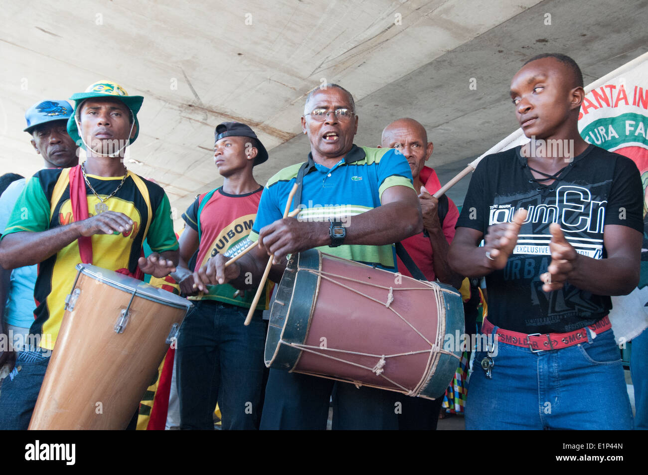 Les gens de l'Quilombos à jouer de la musique à Brasilia Banque D'Images