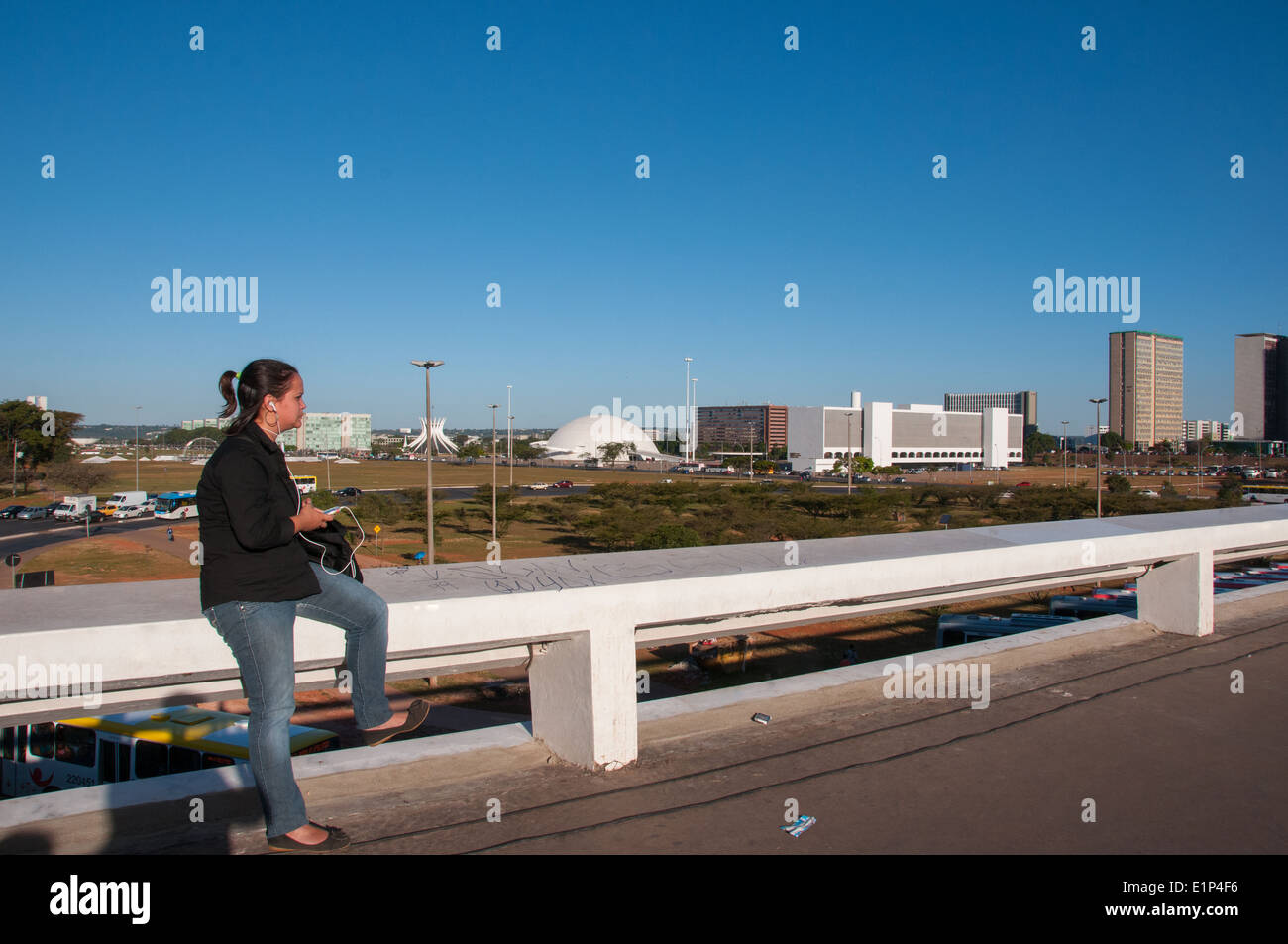 Brazilian woman in front of vue sur le centre-ville de Brasilia Banque D'Images