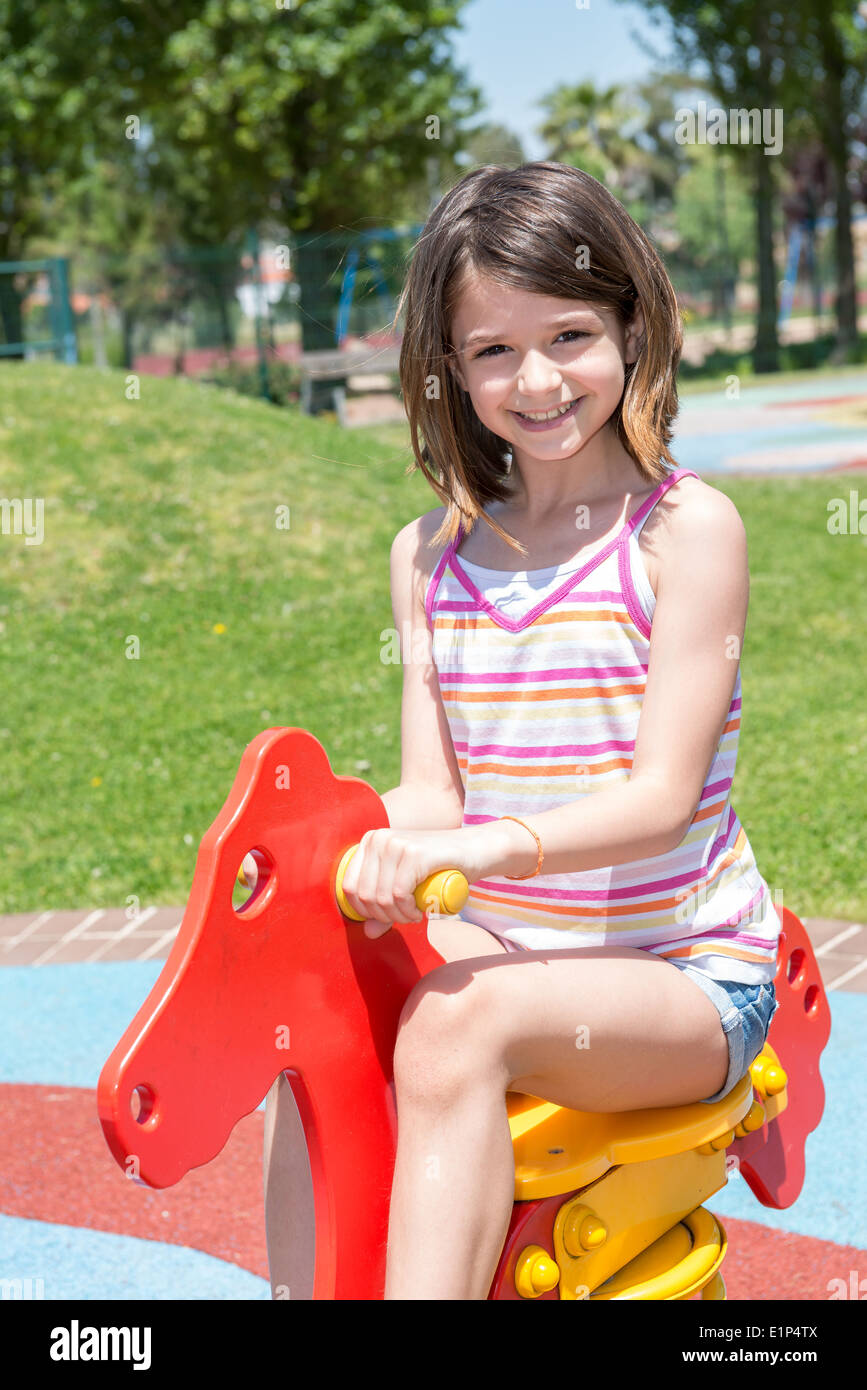 Jeune fille jouant dans le parc Banque D'Images