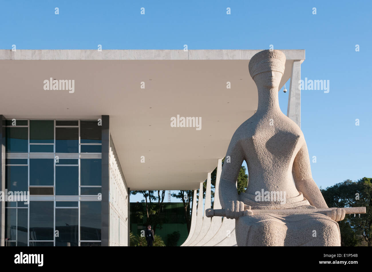 La Cour suprême fédérale et la sculpture 'La Justice' par Alfredo Ceschiatti sur la place des trois pouvoirs Brasilia Banque D'Images