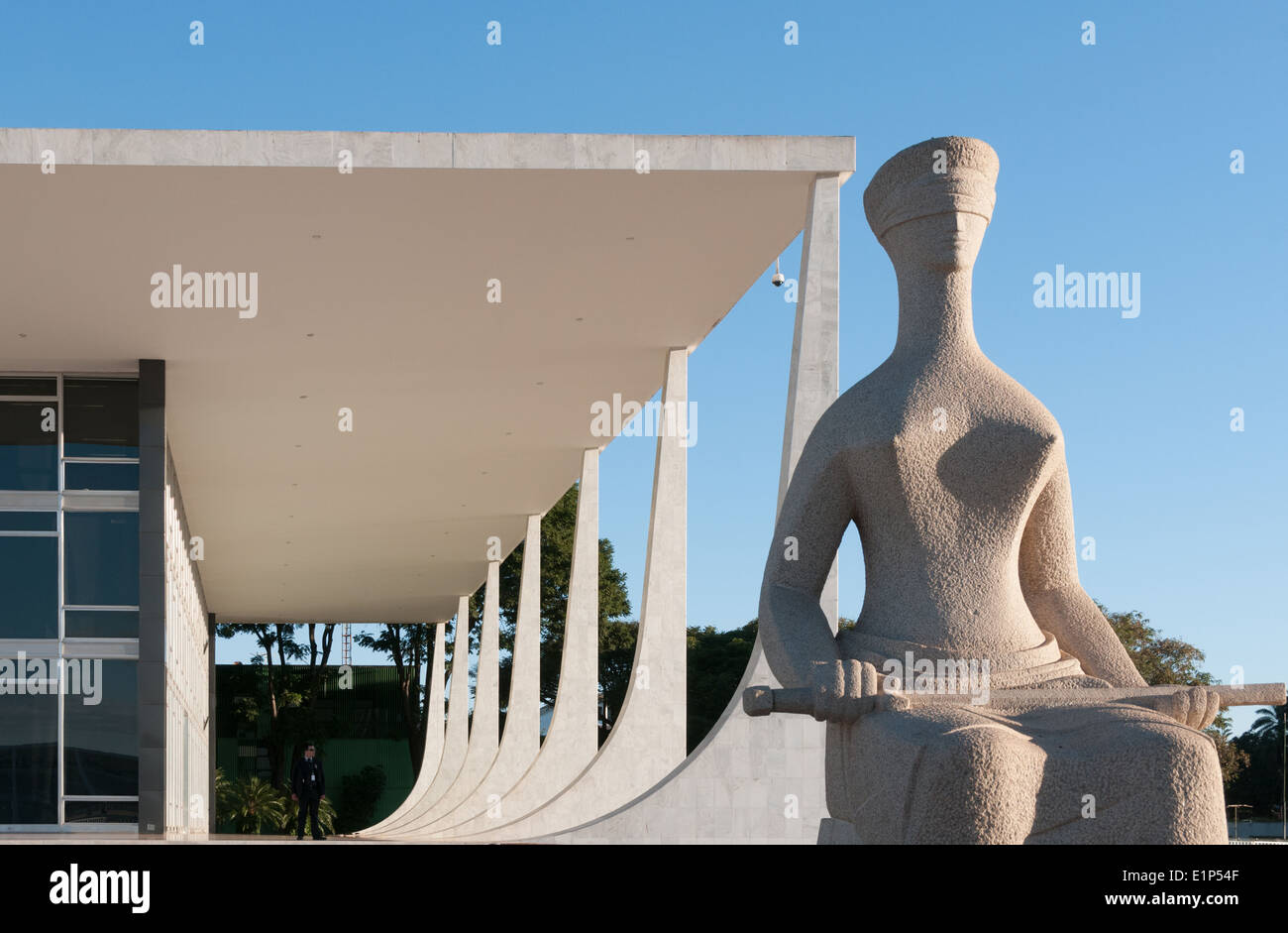 La Cour fédérale suprême et la sculpture « la Justice » d'Alfredo Ceschiatti sur la place des trois puissances Brasilia, Brésil Banque D'Images