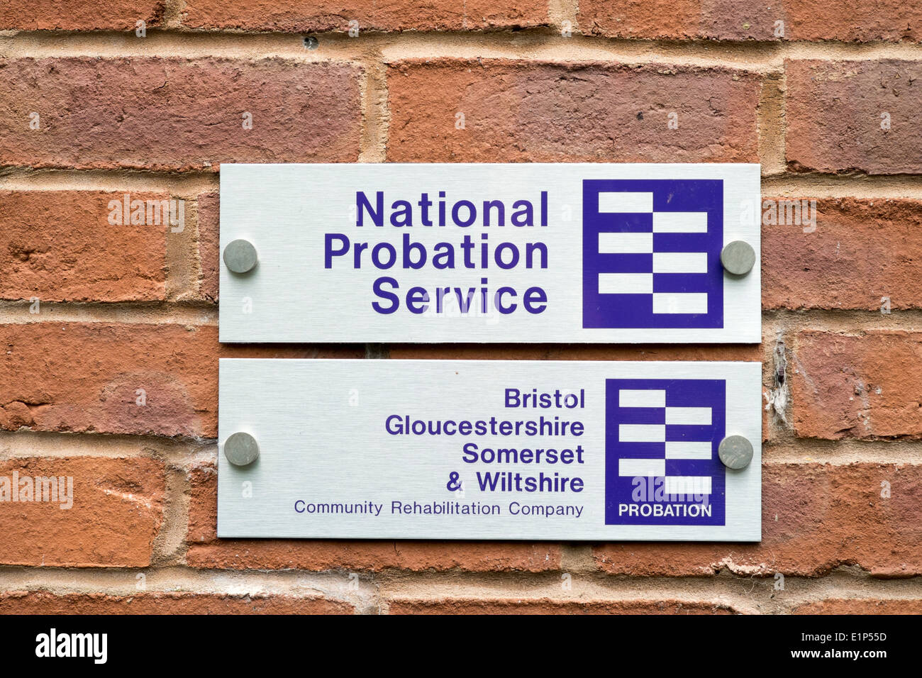 UK National Probation Service office signer sur mur de brique Banque D'Images